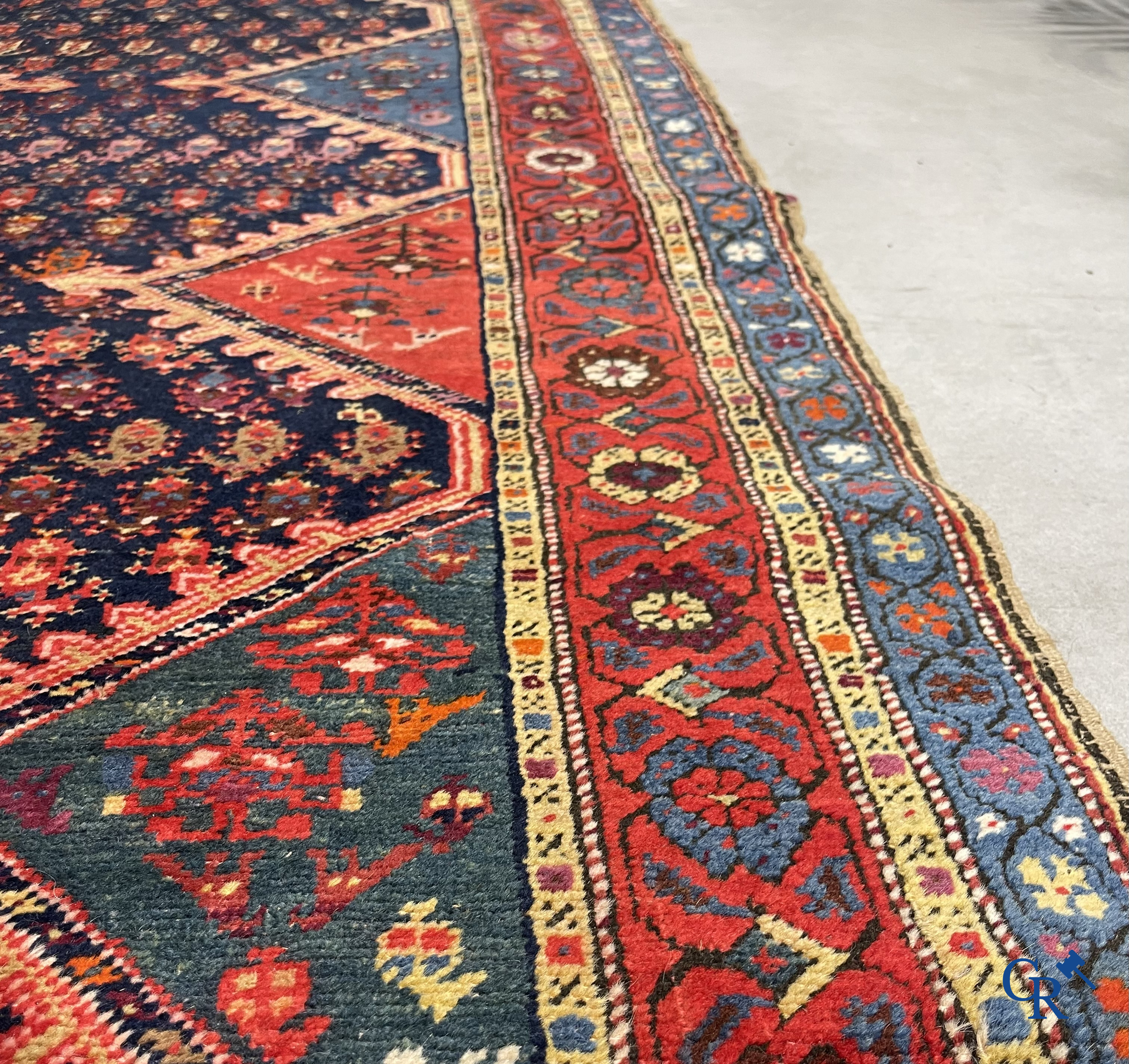 Oosterse tapijten. Een grote handgeknoopte antieke loper met geometrische motieven. 19e eeuw.