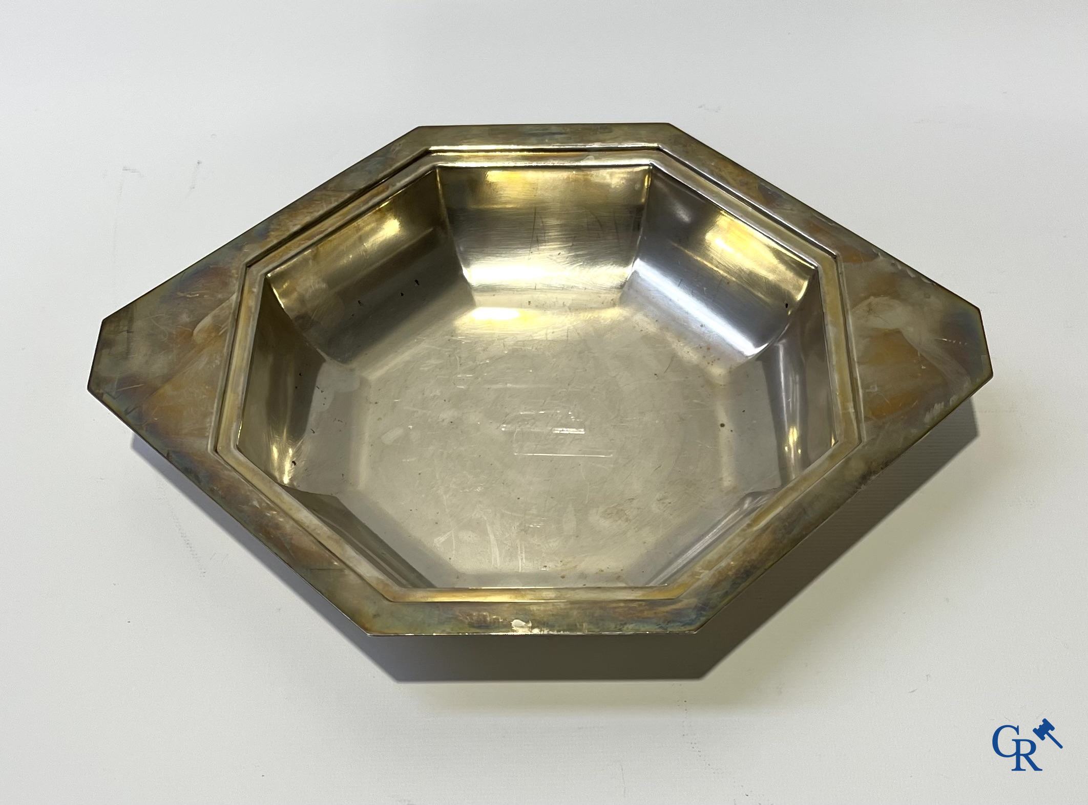 Pair of English sauce bowls with lid, a large rectangular tray and an octagonal tray in silver-plated metal.