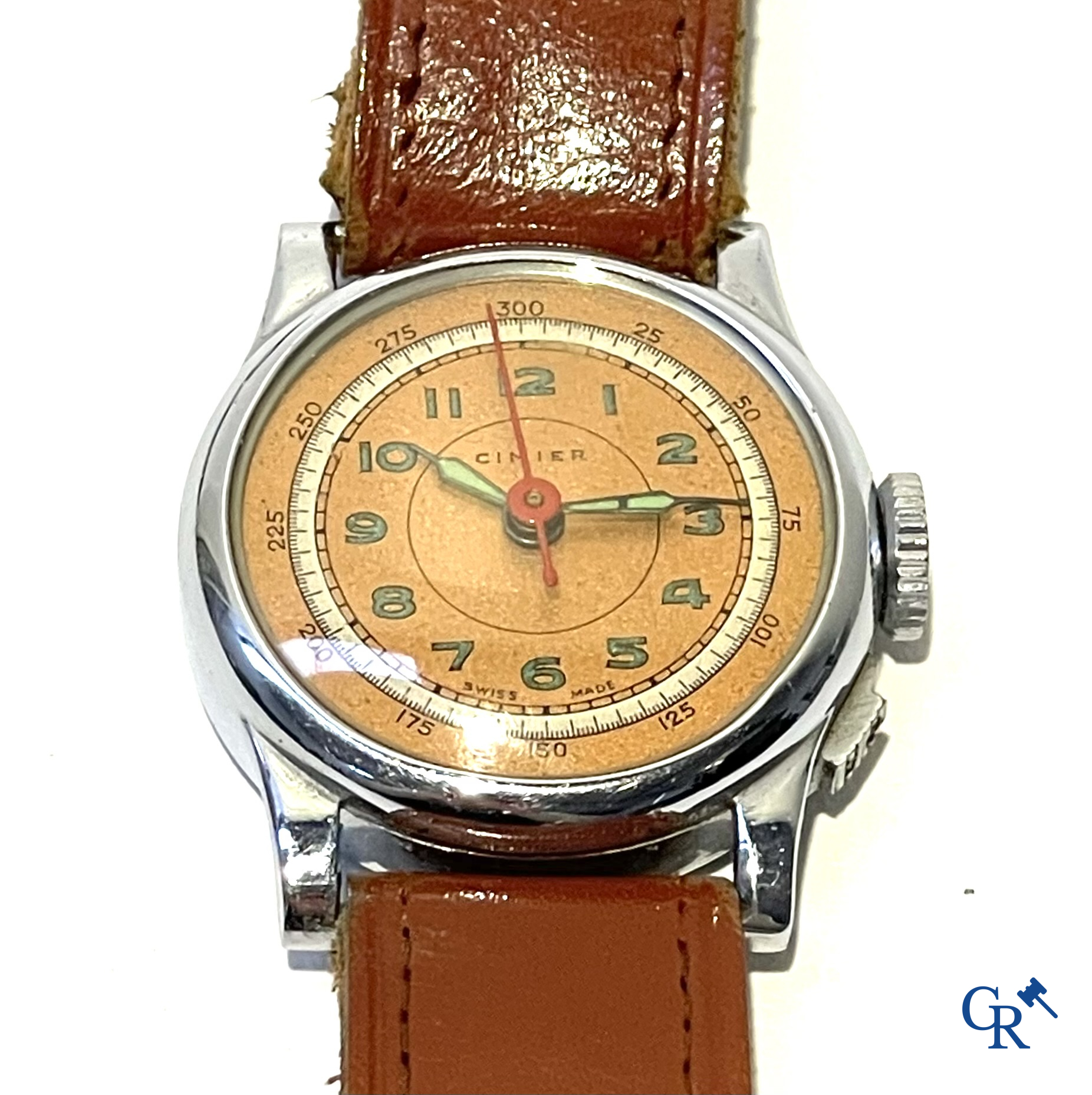 Uurwerken, juwelen. Een kavel met 4 heren polshorloges, religieuze objecten in zilver, sigarettenhouder in amber, enz.