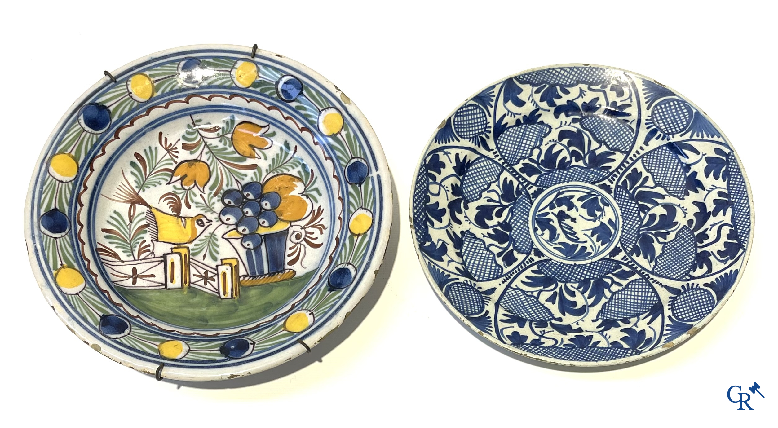 Delft. Een kavel van een paar bronzen kandelaars, 2 antieke Delftse schotel en 2 Delftse borden. 18e eeuw.