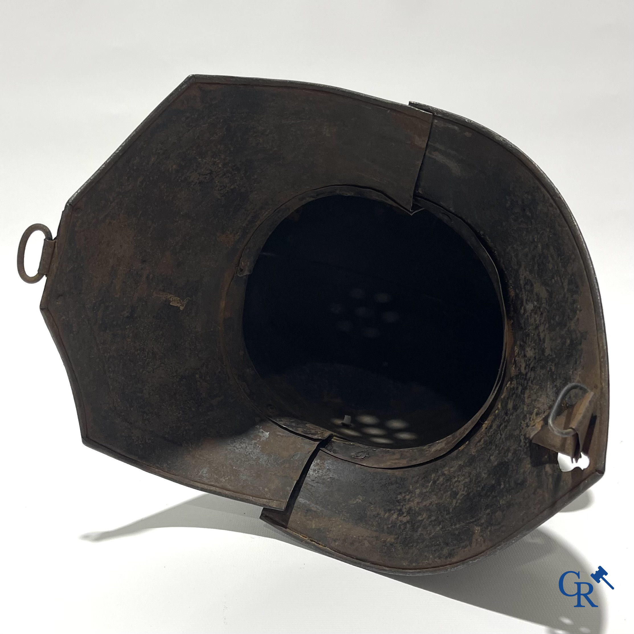 Een Burgonet helm in gesmeed metaal. 19e eeuw of eerder.