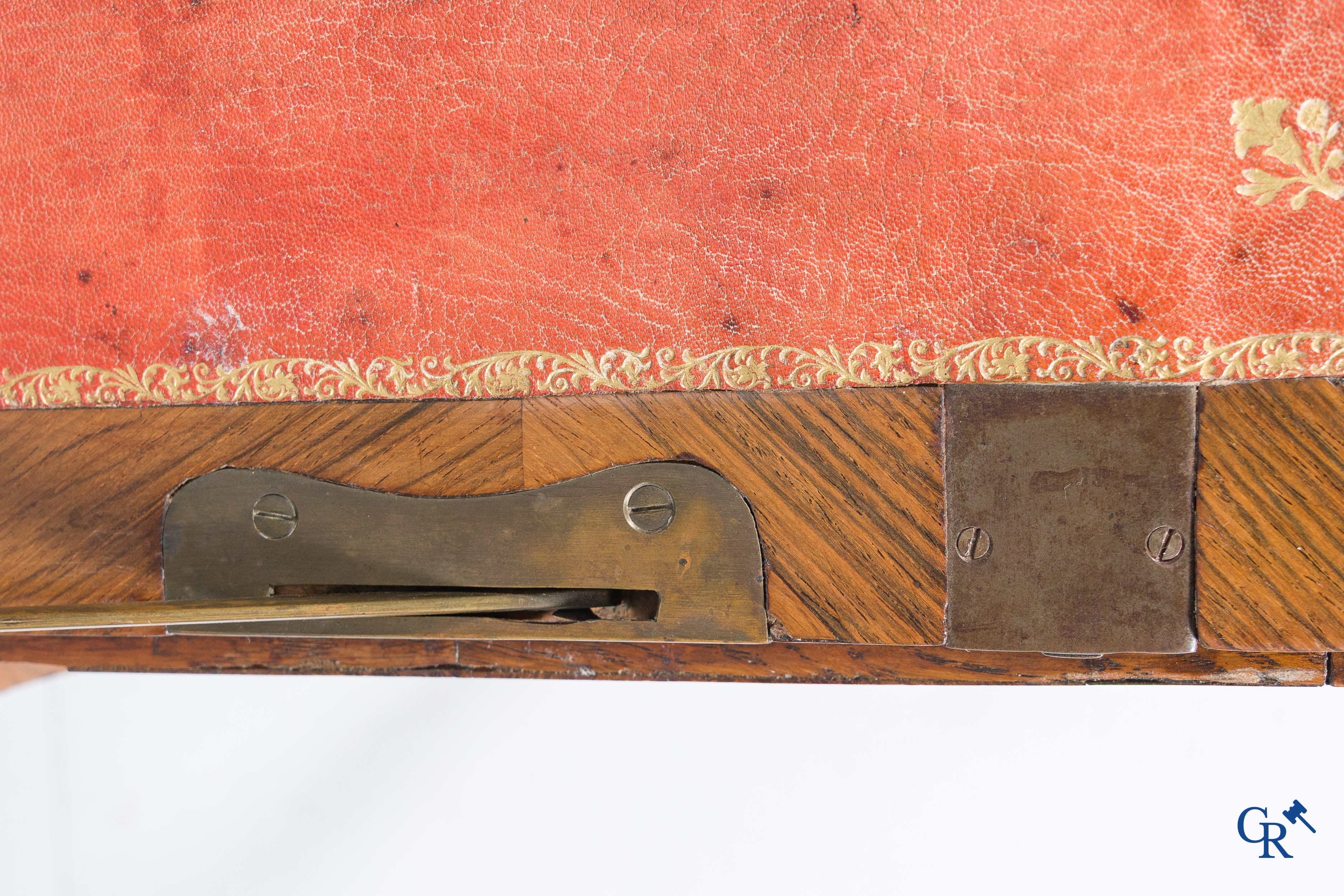 Lodewijk XV-periode. Een zogenaamde "Bureau de pente" in rozenhout fineer en marquetterie. 18e eeuw.