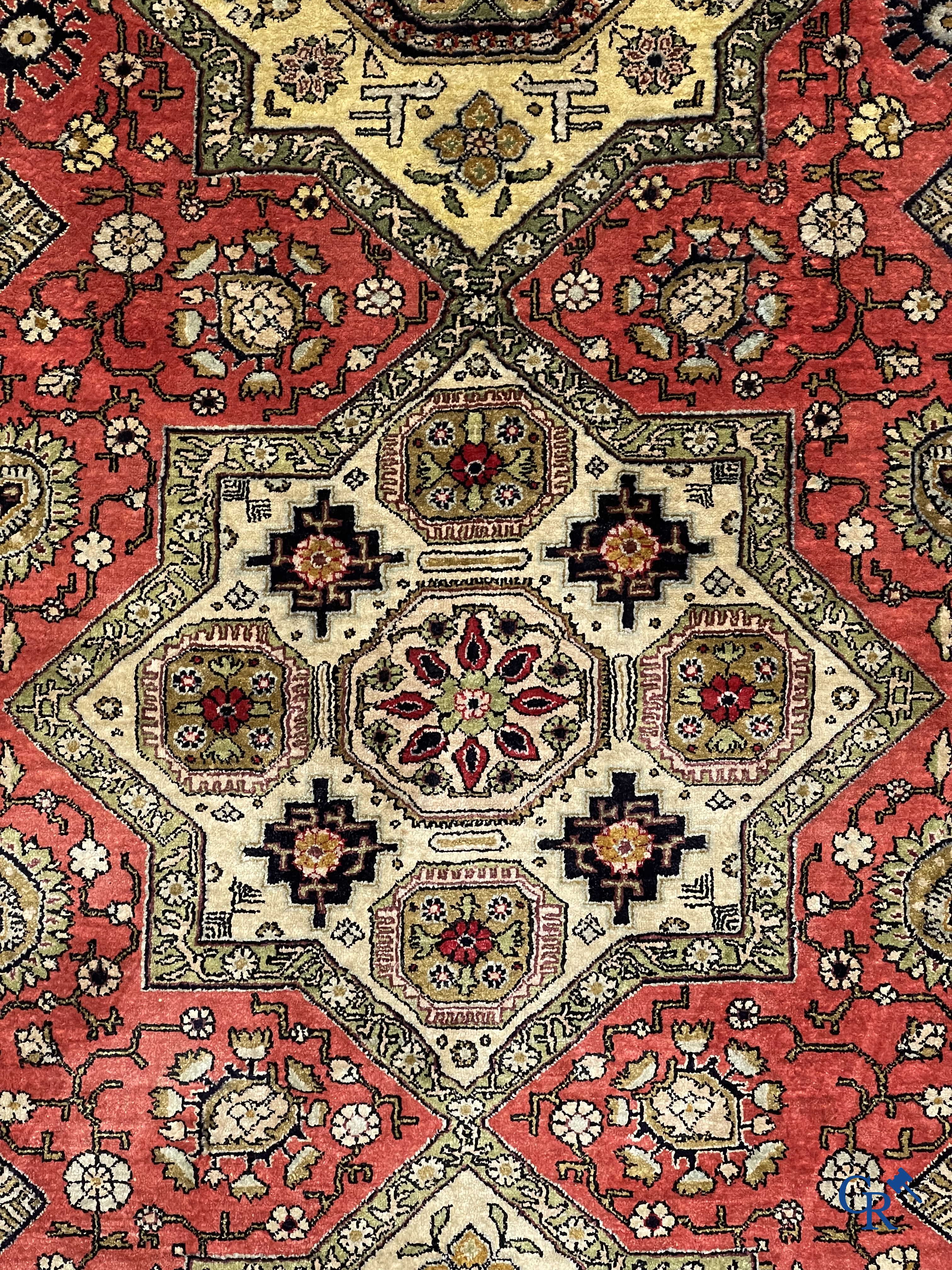 Oosterse tapijten. Handgeknoopt zijden tapijt met geometrisch en floraal decor.