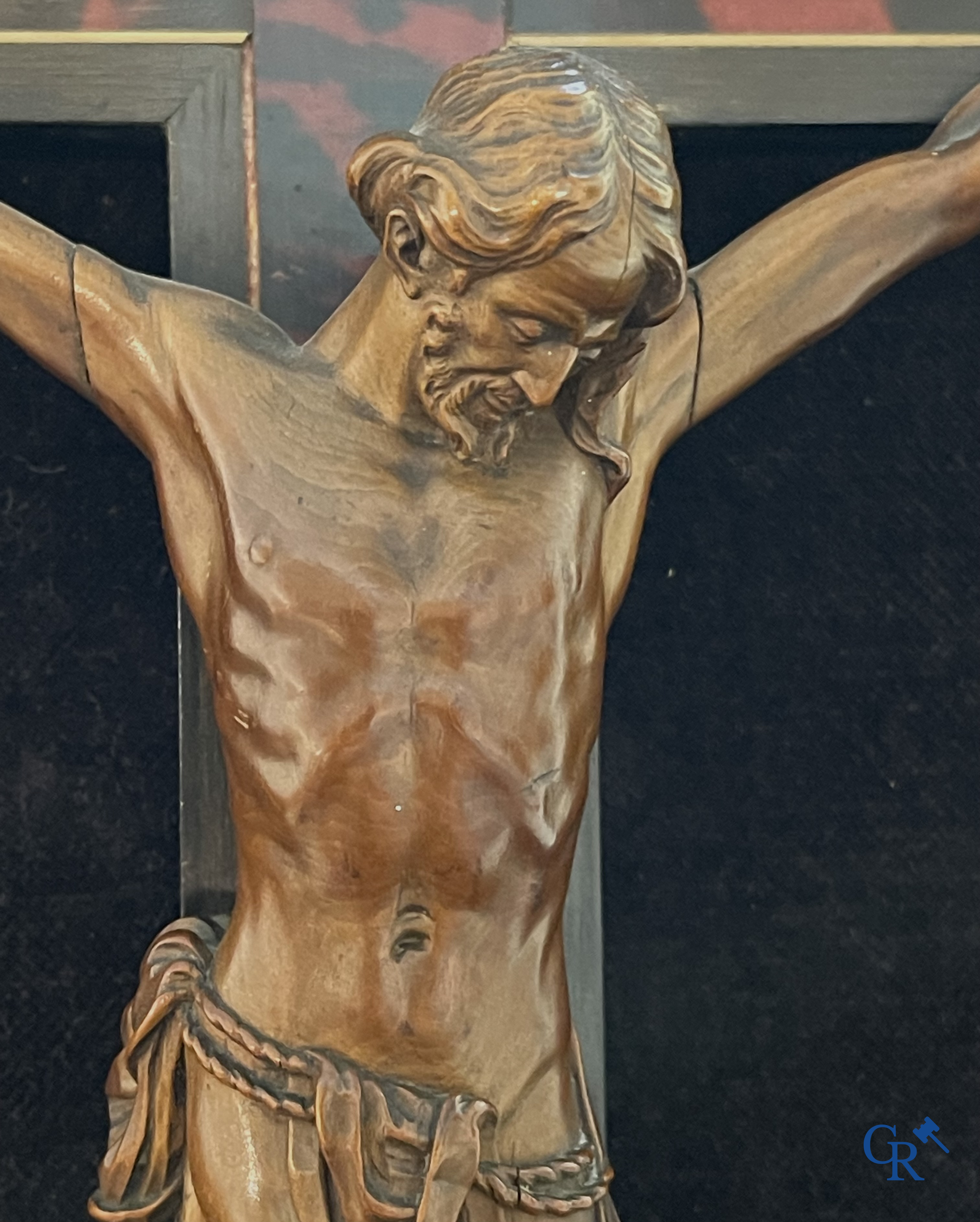 Corpus Christi in fijngesneden palmhout gemonteerd op kruis. Kader van de werkhuizen Franck te Antwerpen. 18e-19e eeuw.