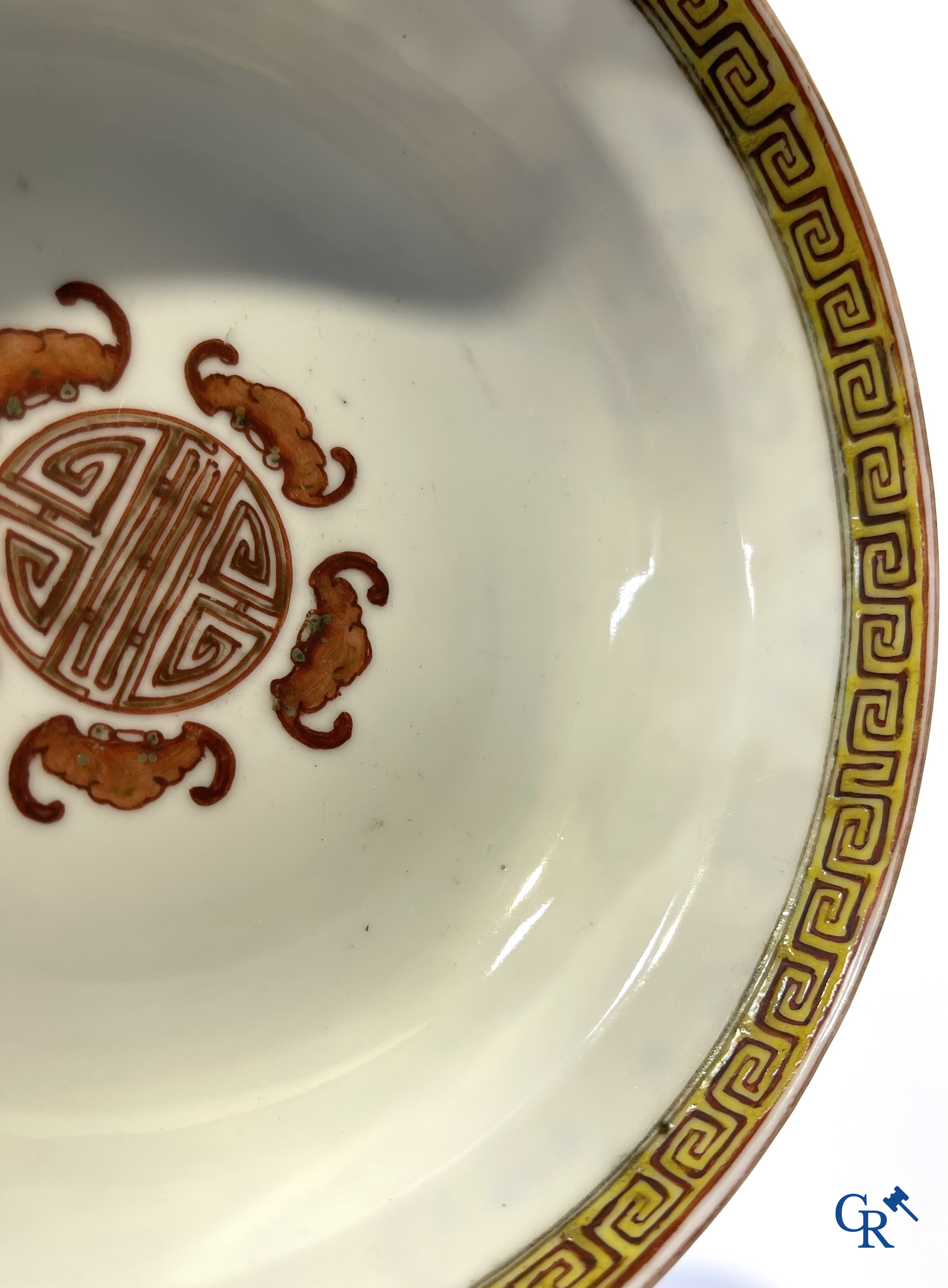 Aziatica. China. Een kavel met Canton porselein, een theepot en famille rose porselein met gele ondergrond.