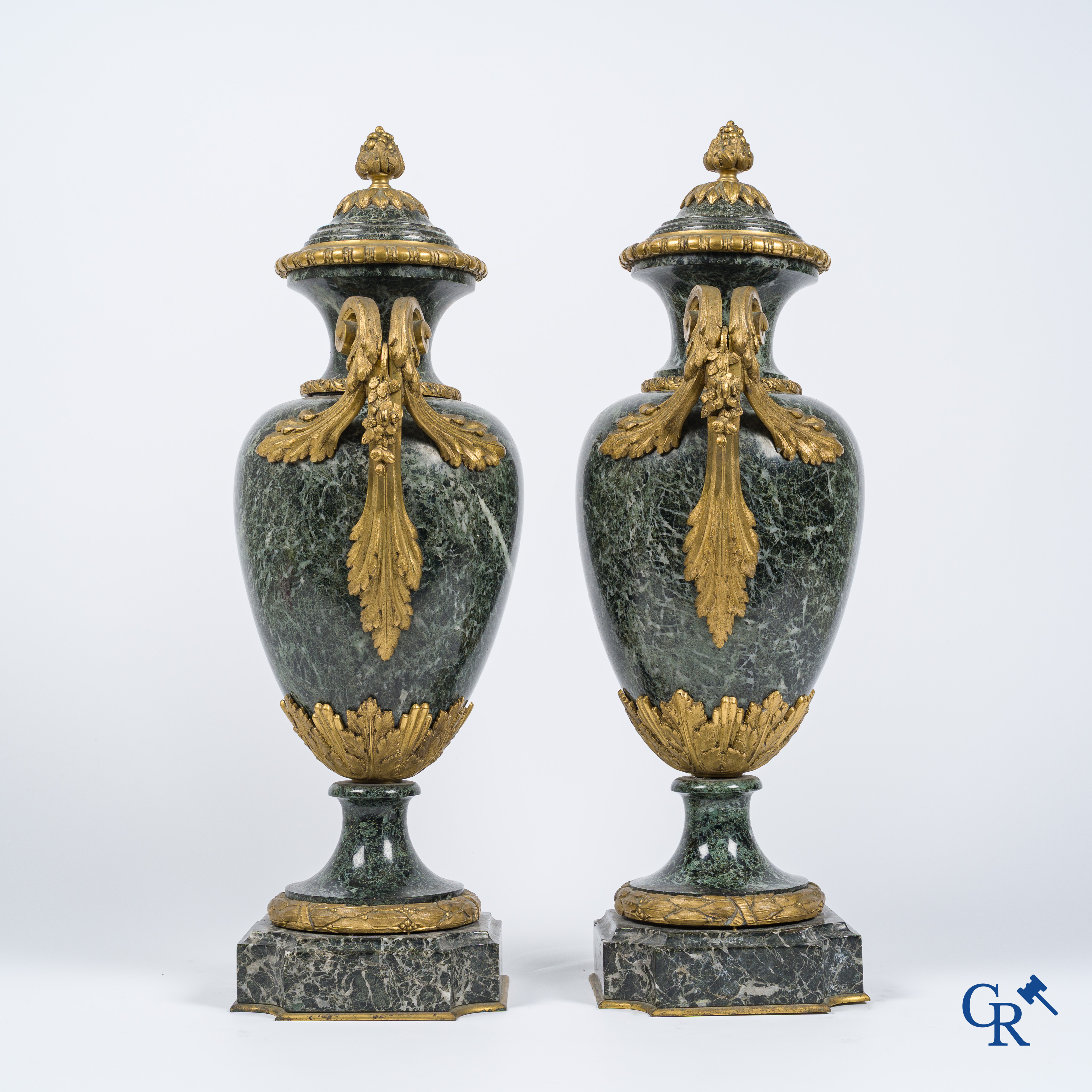 Een paar grote cassolettes in groen geaderde marmer en vergulde brons. LXVI-stijl, circa 1900.