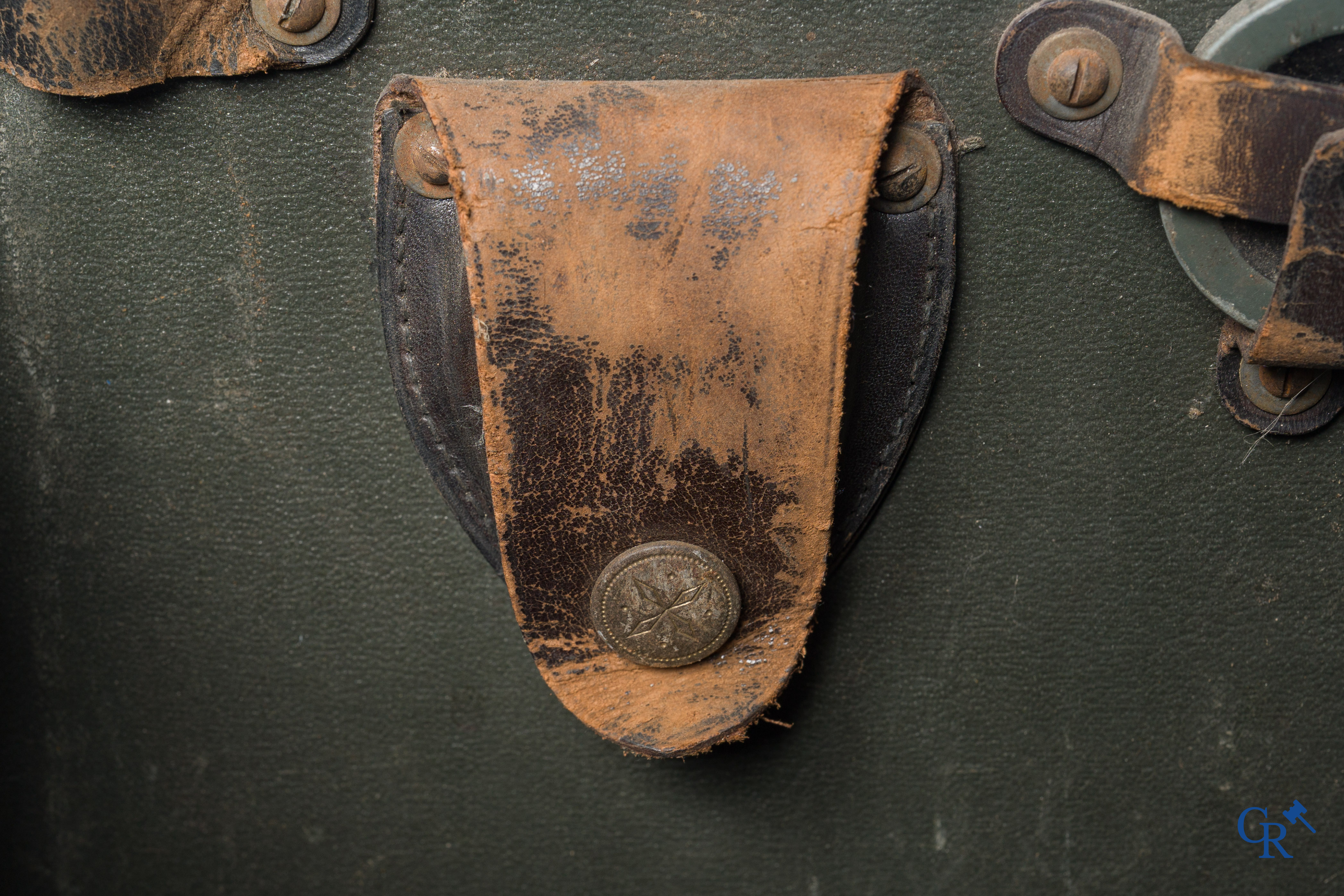 Militaria. Duitse militaire schaarverrekijker of Scherenfernrohr WWI in opbergkist en een Duits militair document WWII.