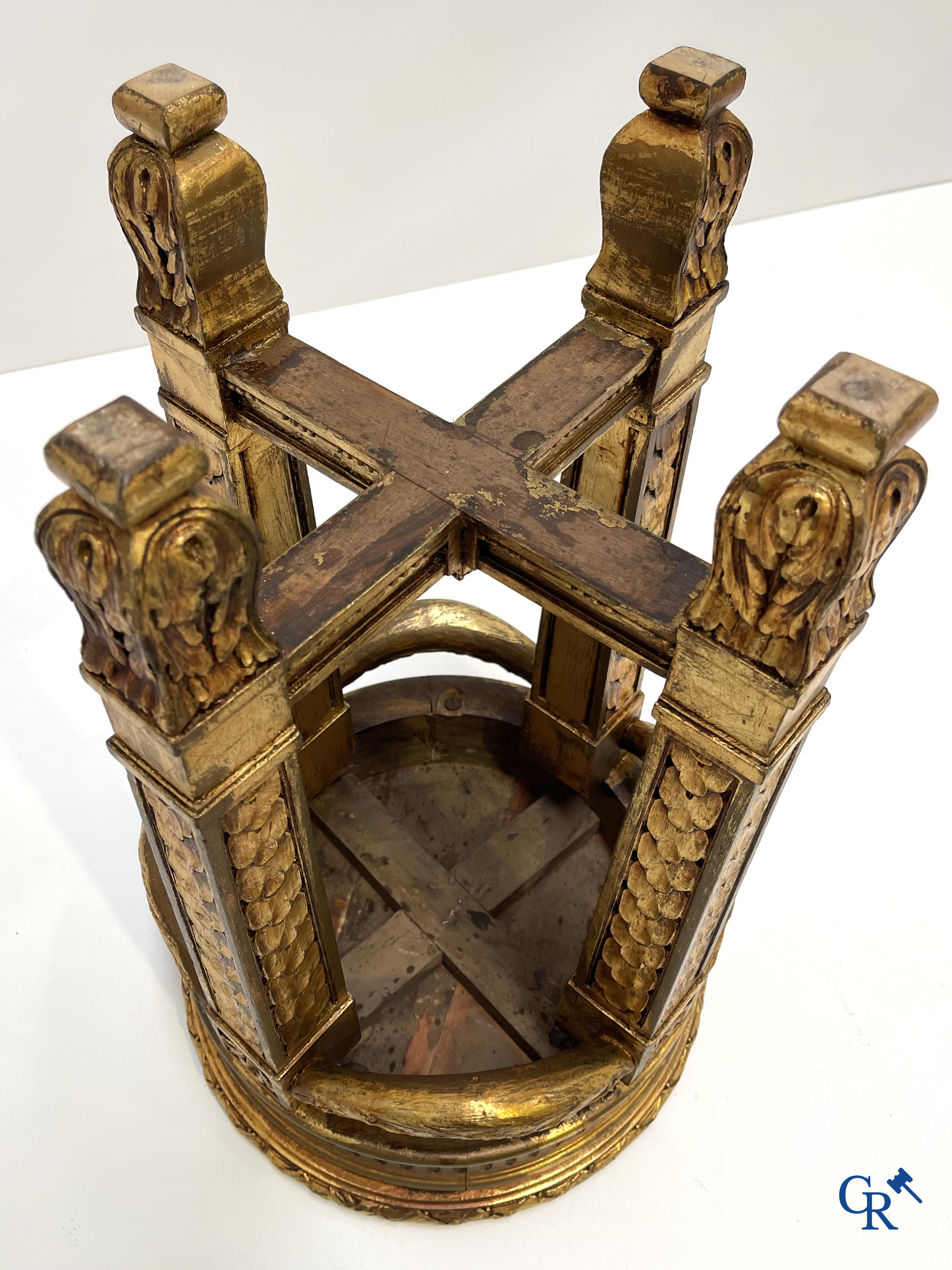 Piëdestal in gesculpteerd en verguld hout met guirlandes en marmer plateau. LXVI-stijl. Circa 1920.