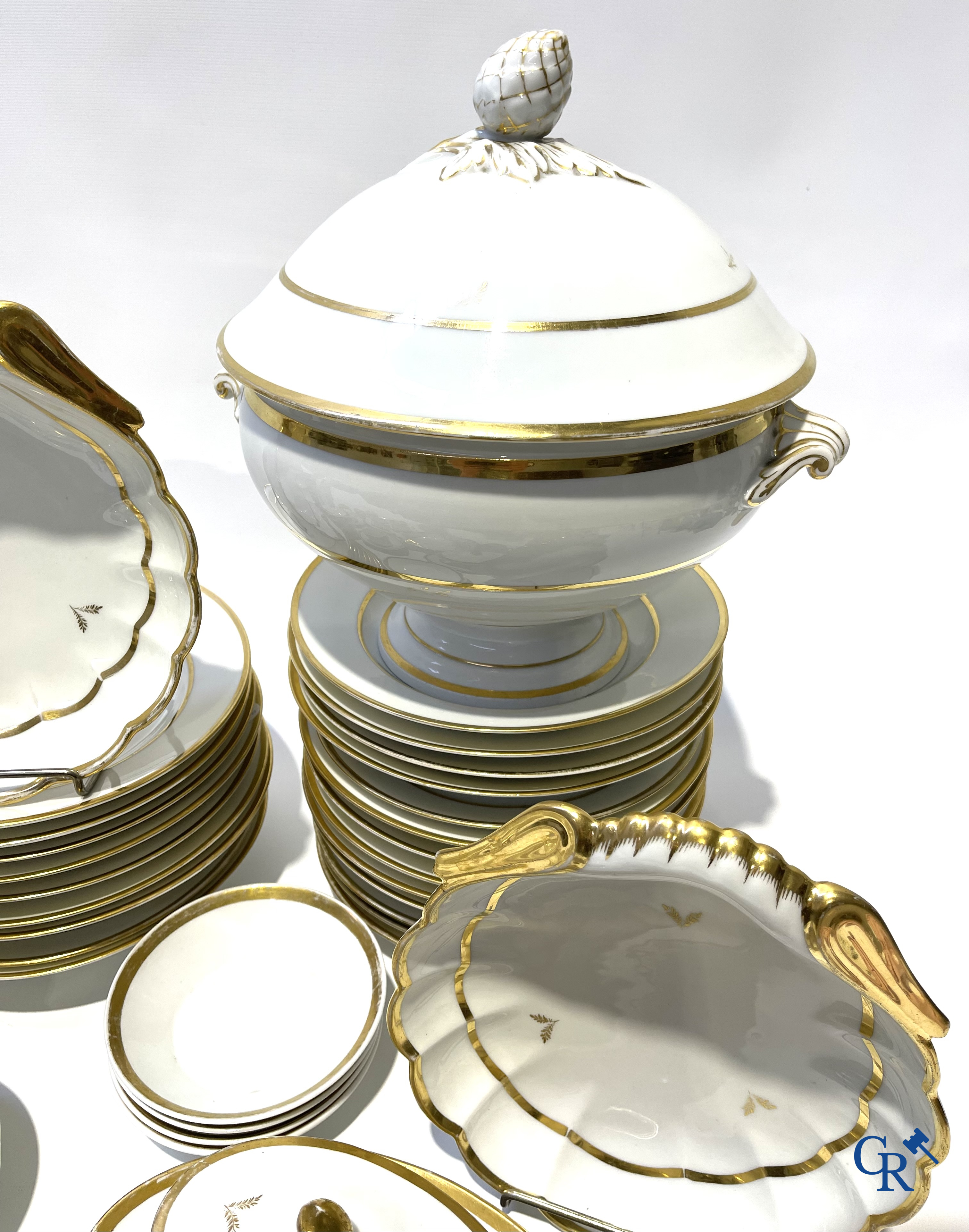 Uitgebreid tafelservies in Brussels porselein. 19de eeuw.