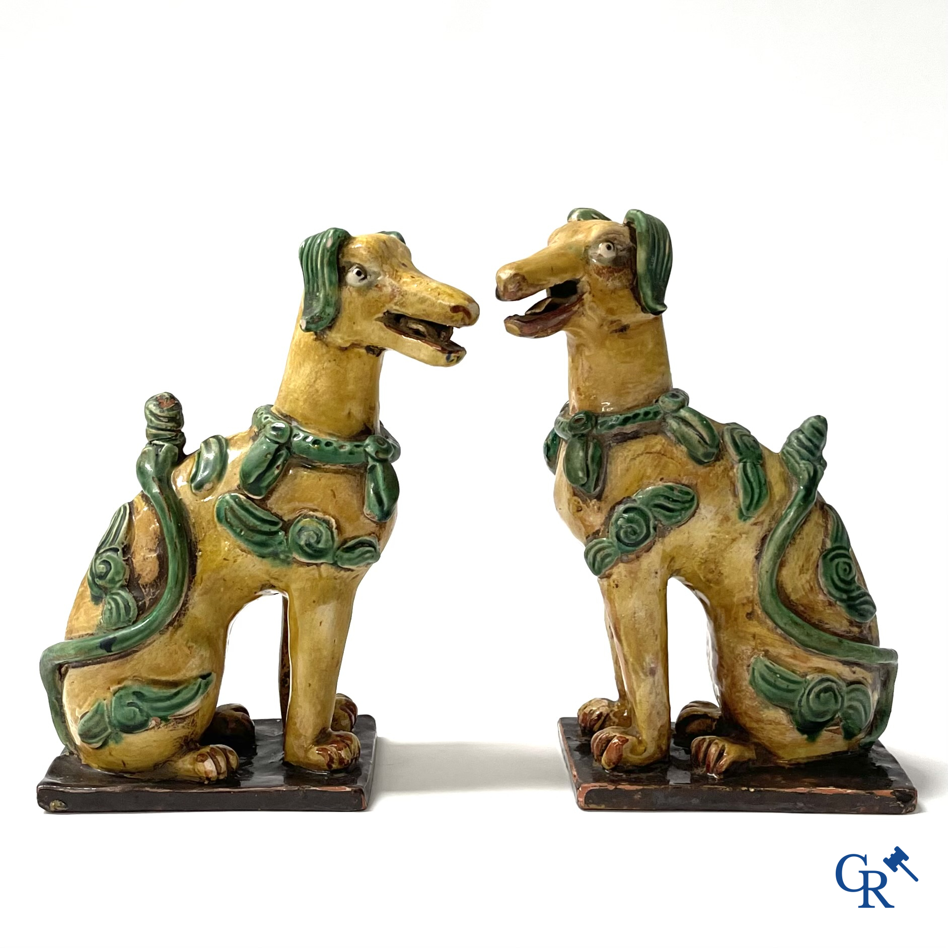 Aziatica, Een paar zittende honden in Chinees geëmailleerd aardewerk.