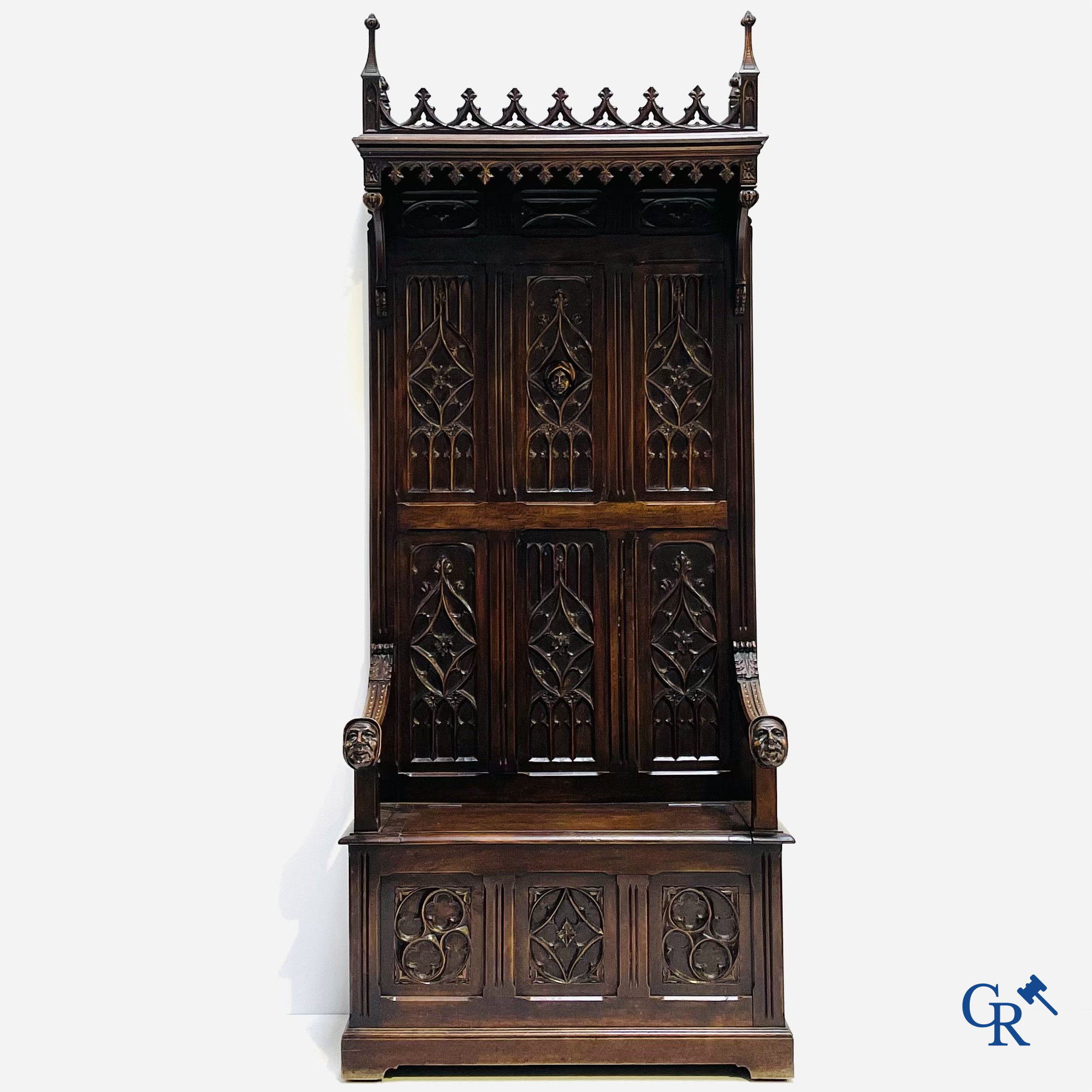 Een neogotische hallbank met koffer in notelaar. Gemerkt "Au Gros Chêne" à Paris.