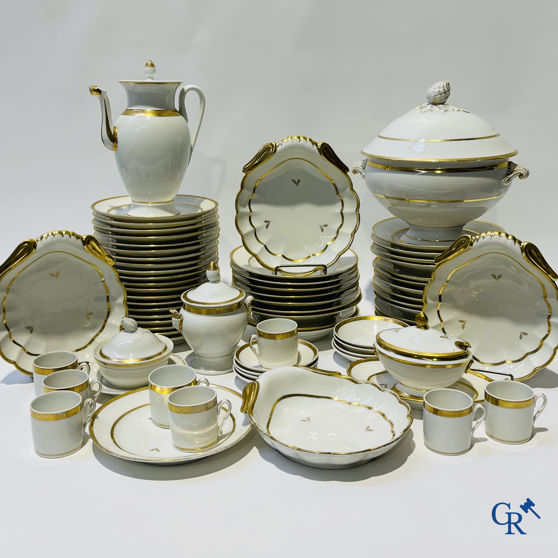 Uitgebreid tafelservies in Brussels porselein. 19de eeuw.