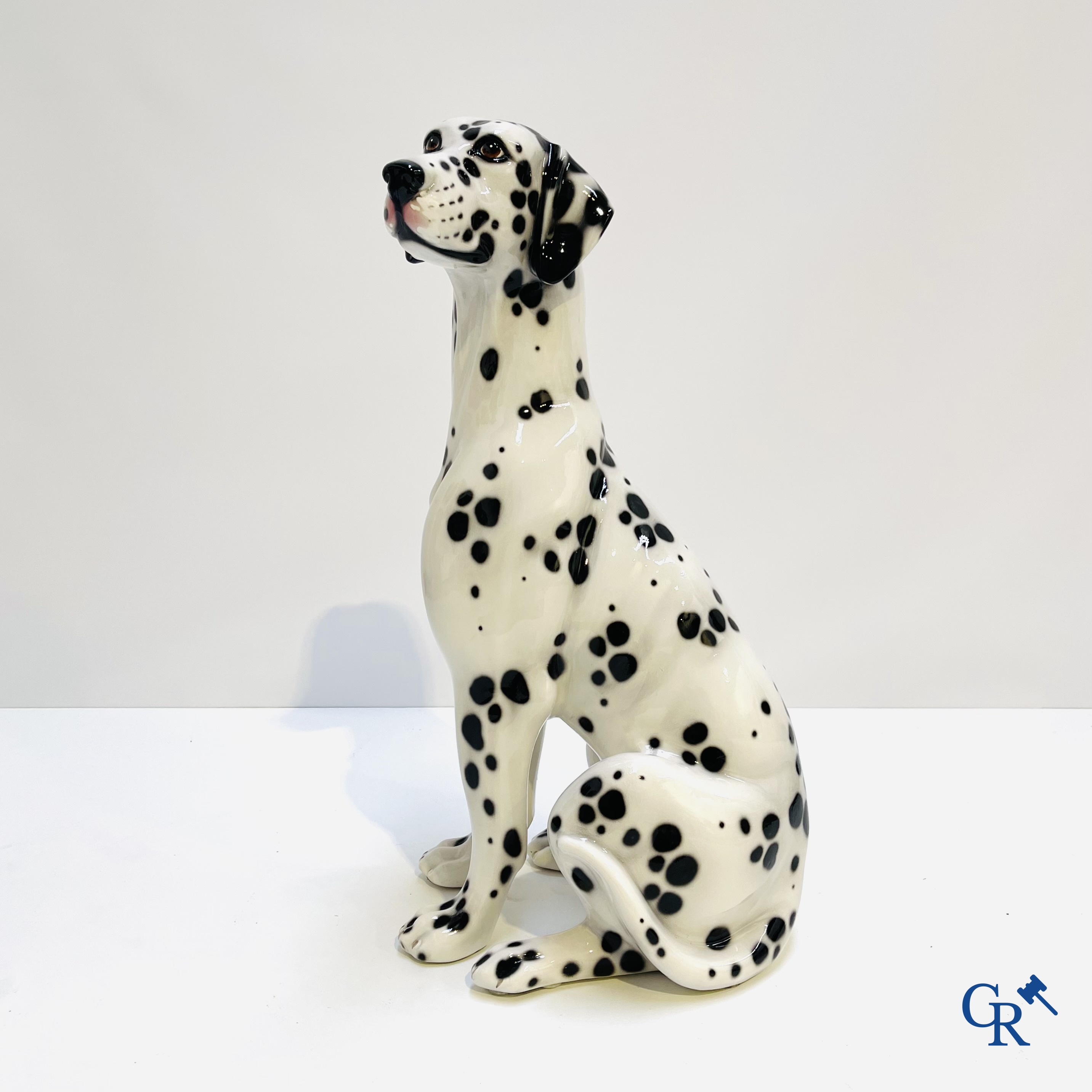 Een grote Dalmatiër in Italiaanse keramiek. Circa 1980.