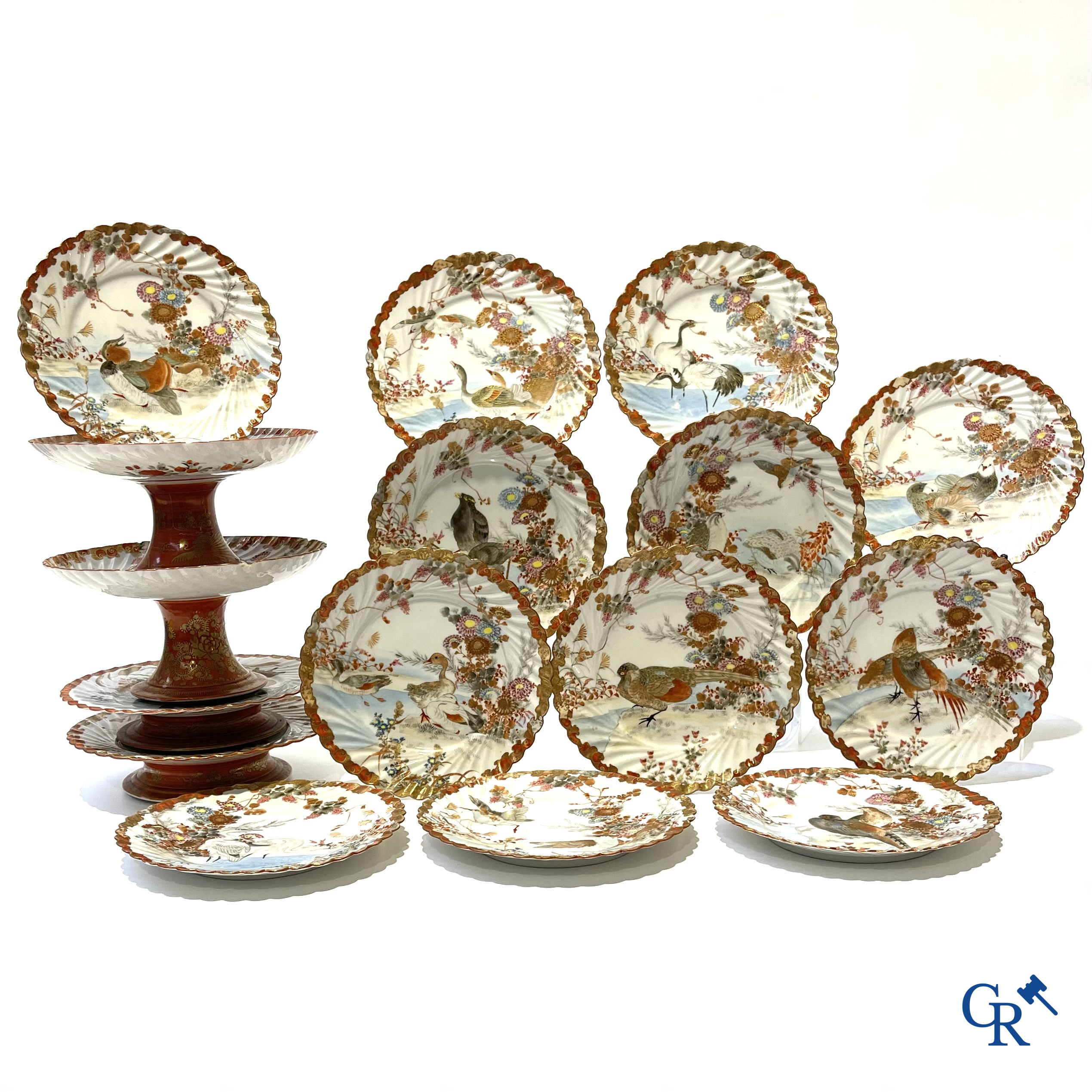 Een mooi lot brocante waaronder een Japans Kutani-porselein servies, een vaas in Val Saint Lambert en een jardinière.