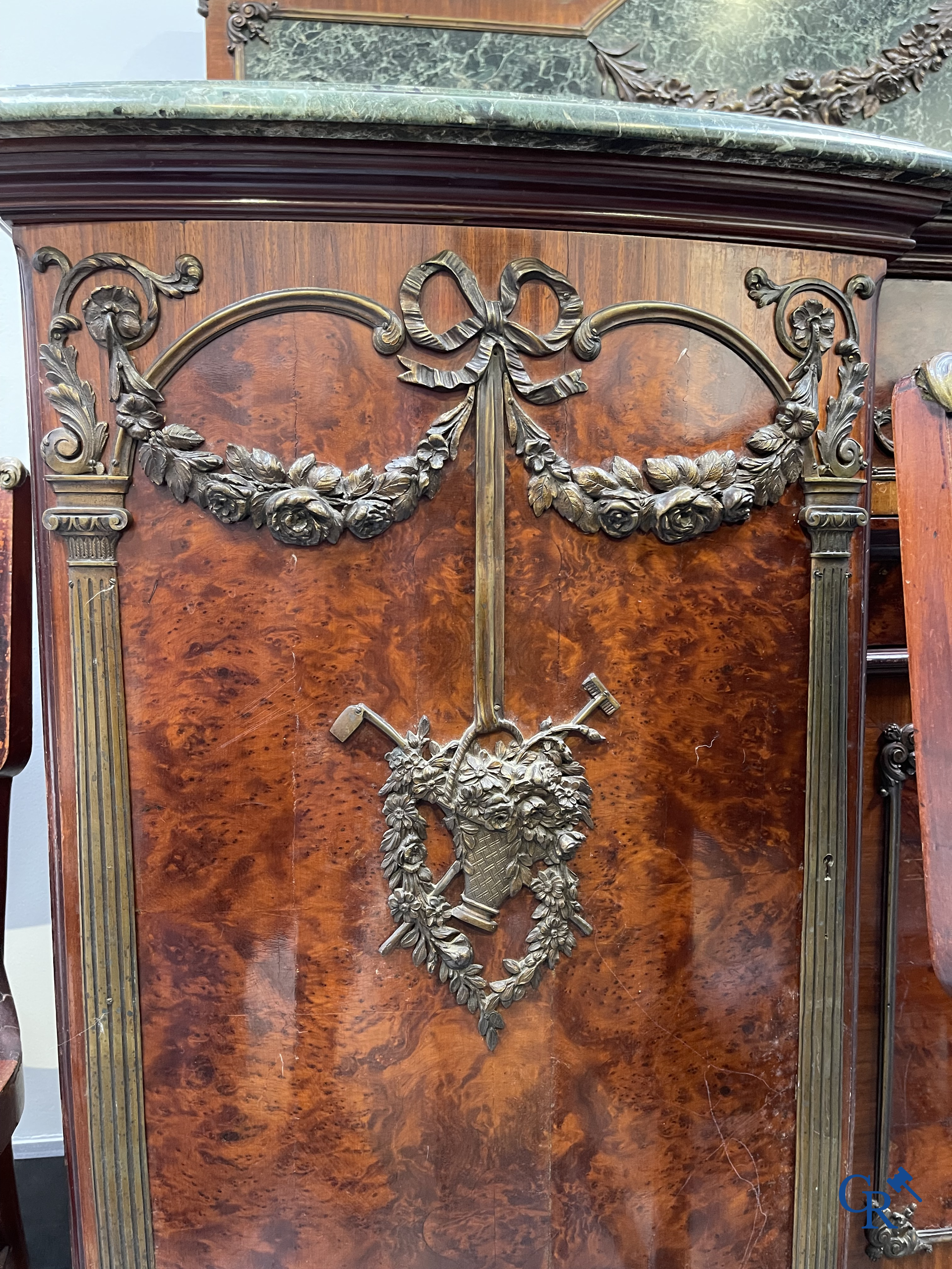 Uitzonderlijk eetkamermeubilair in mahoniehout fineer, marmer en brons. Napoleon III stijl. Circa 1900.