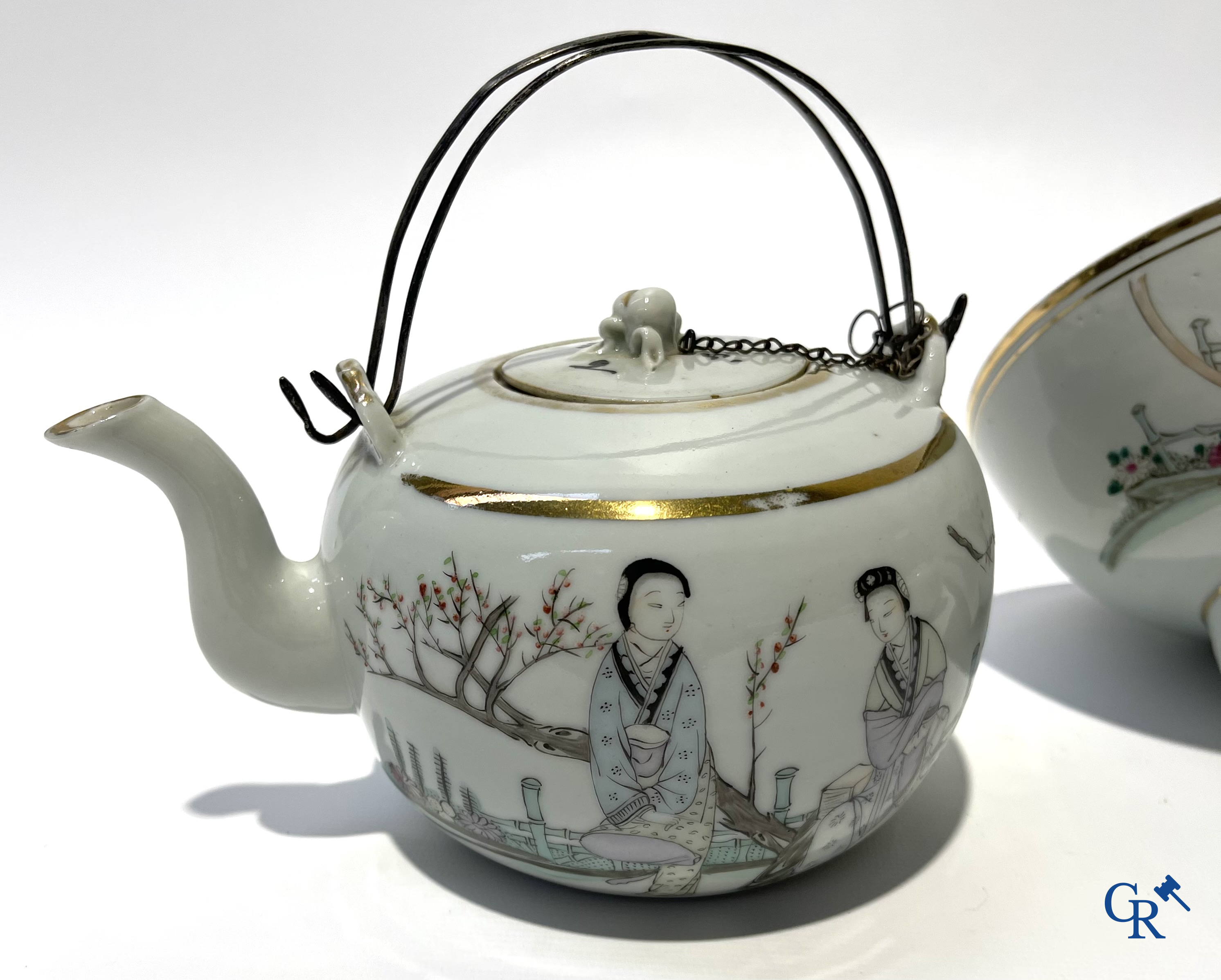 Aziatica. Chinees porselein. Een kavel van 2 Chinese theepotten en een Chinese kom.