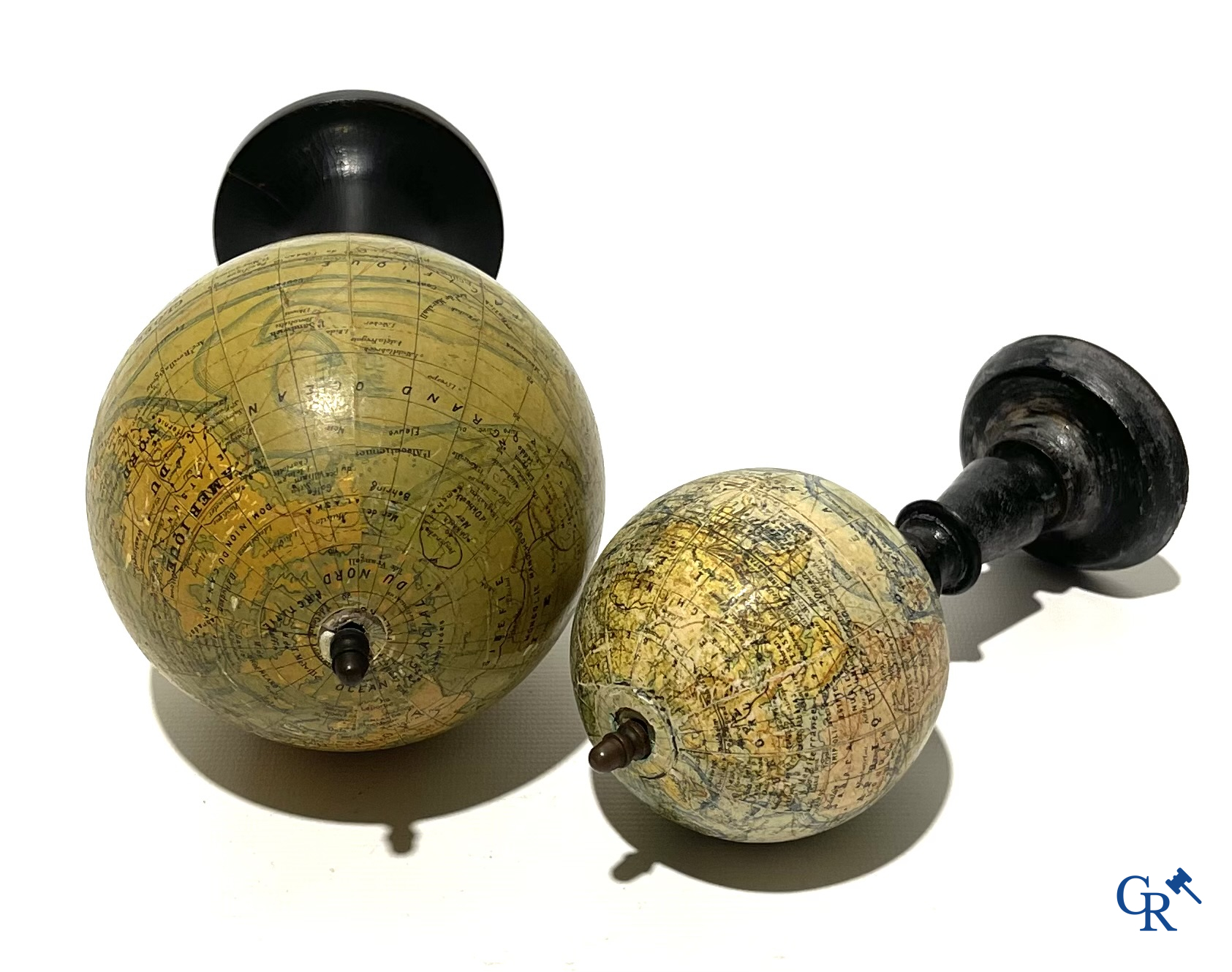 2 Miniature globes, globe terrestre par J. Forest Paris.