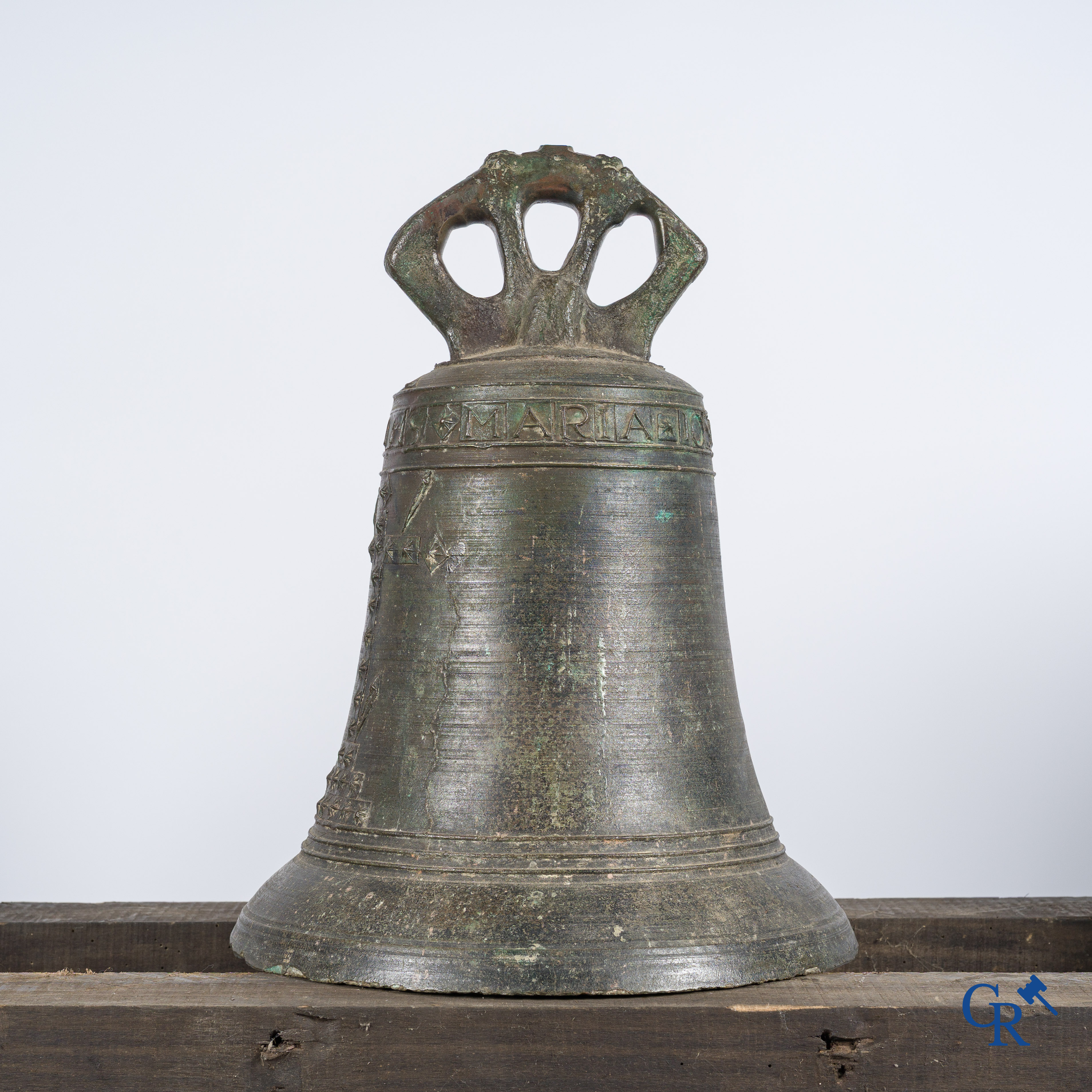 Religieuze objecten. Een antieke kerk kroonklok of bel in brons. Inscriptieband. Gedateerd 1674.