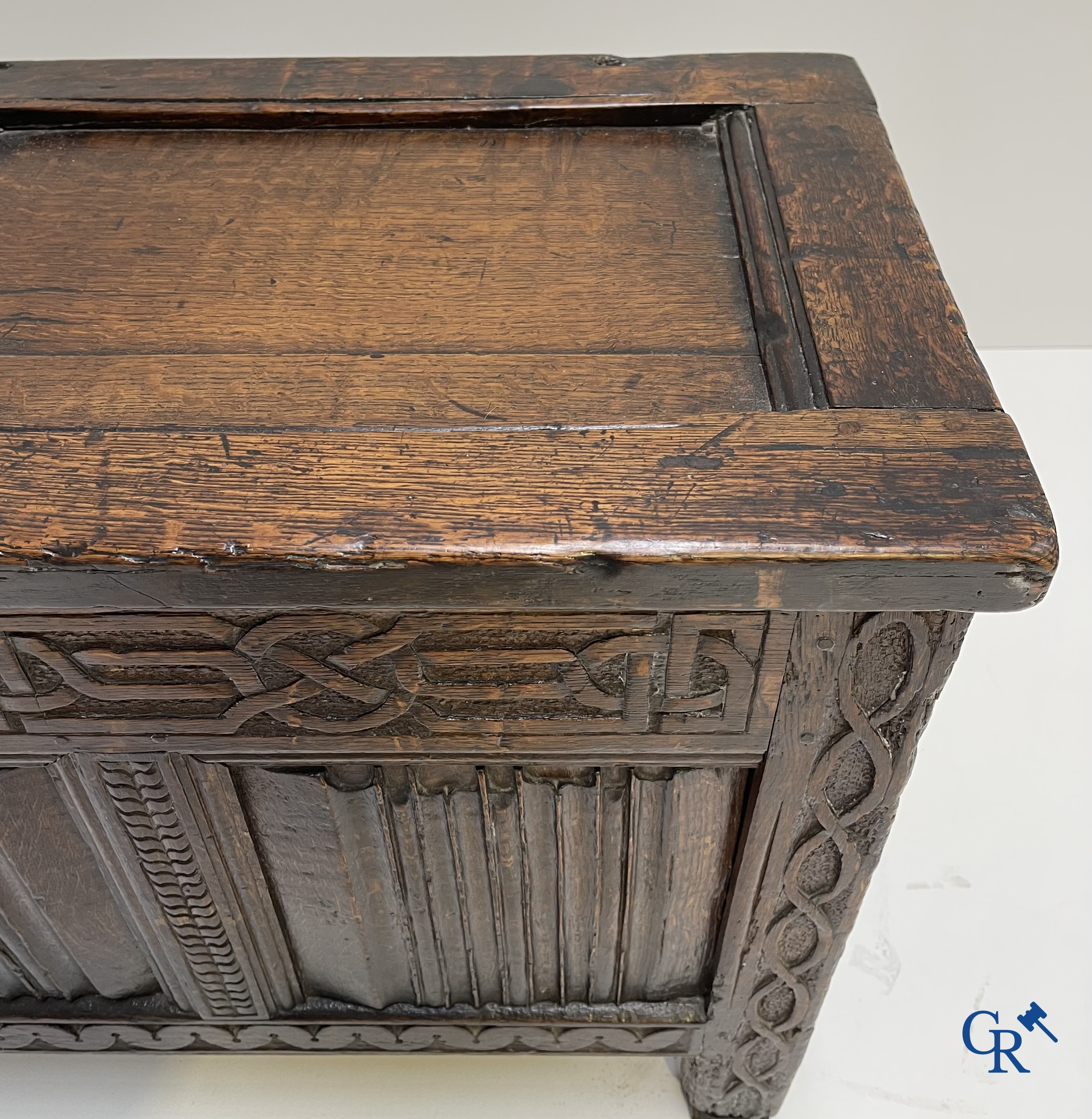 Eikenhouten koffer met briefpanelen in Gotische stijl. 16e-17e eeuw.