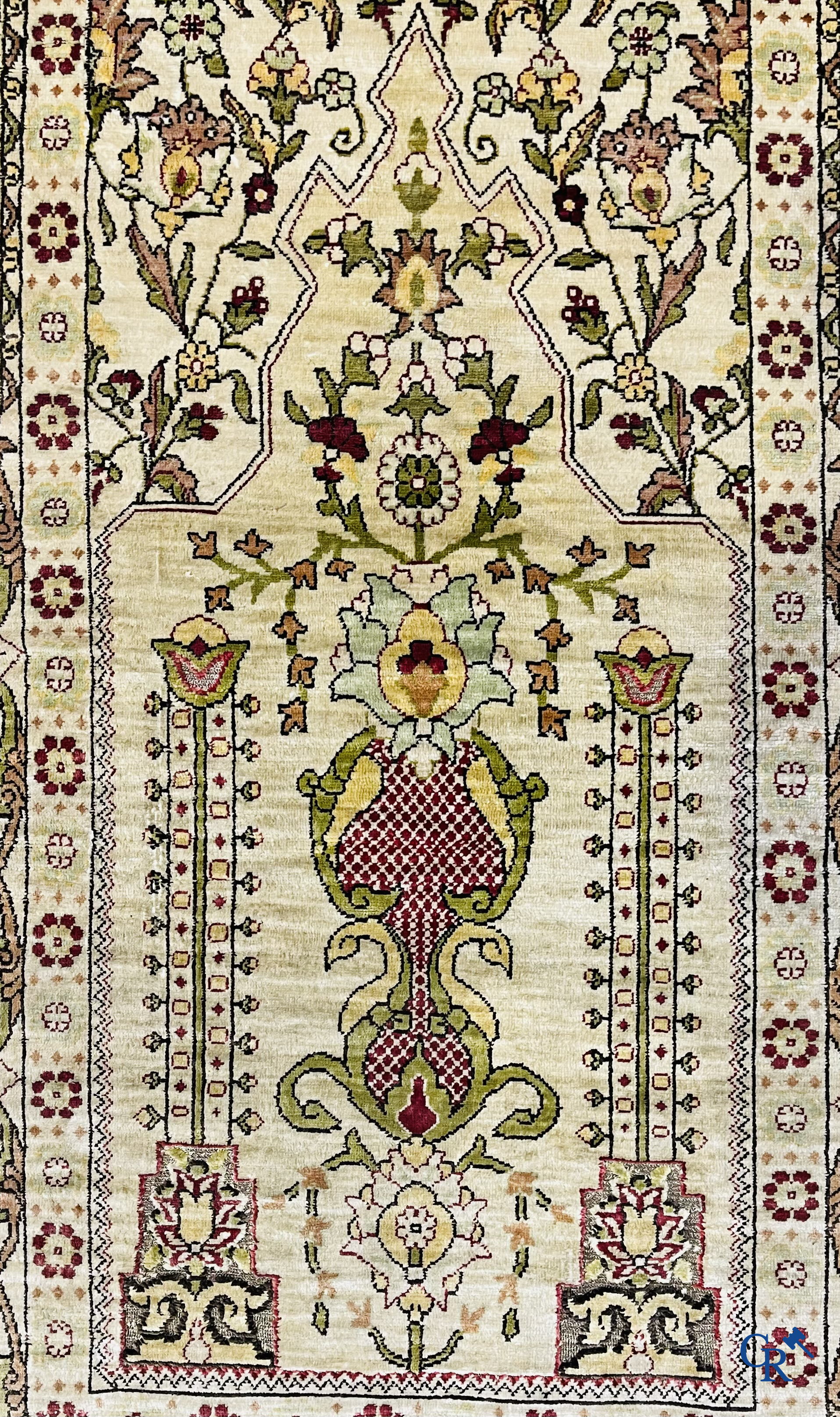 Oosterse tapijten. Hereke, een zijden tapijtje met inscripties. Gesigneerd.