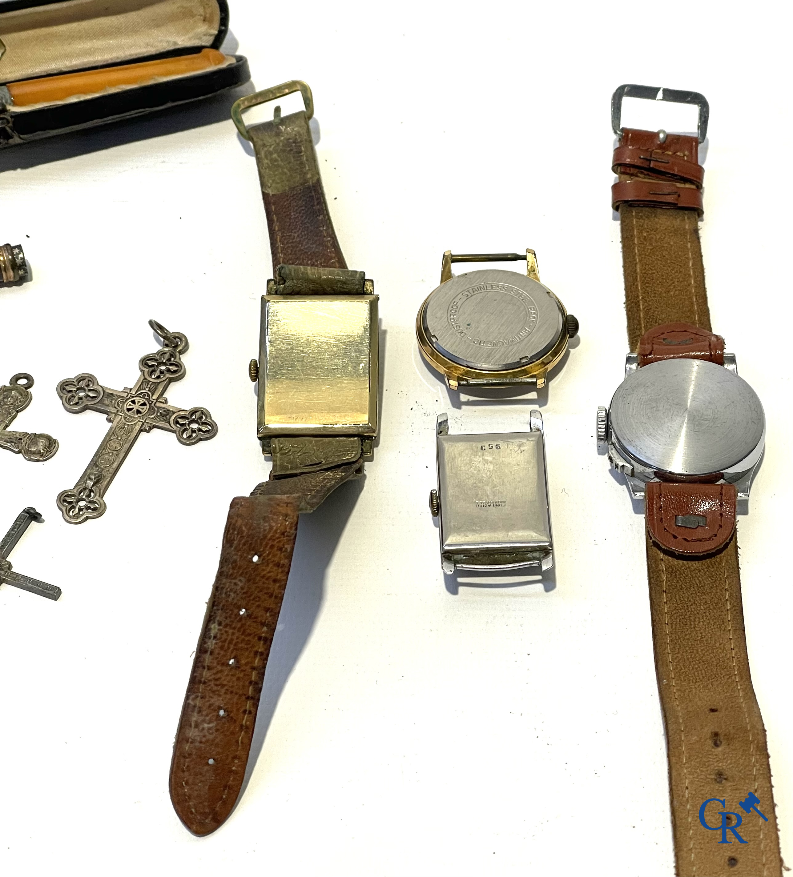 Uurwerken, juwelen. Een kavel met 4 heren polshorloges, religieuze objecten in zilver, sigarettenhouder in amber, enz.