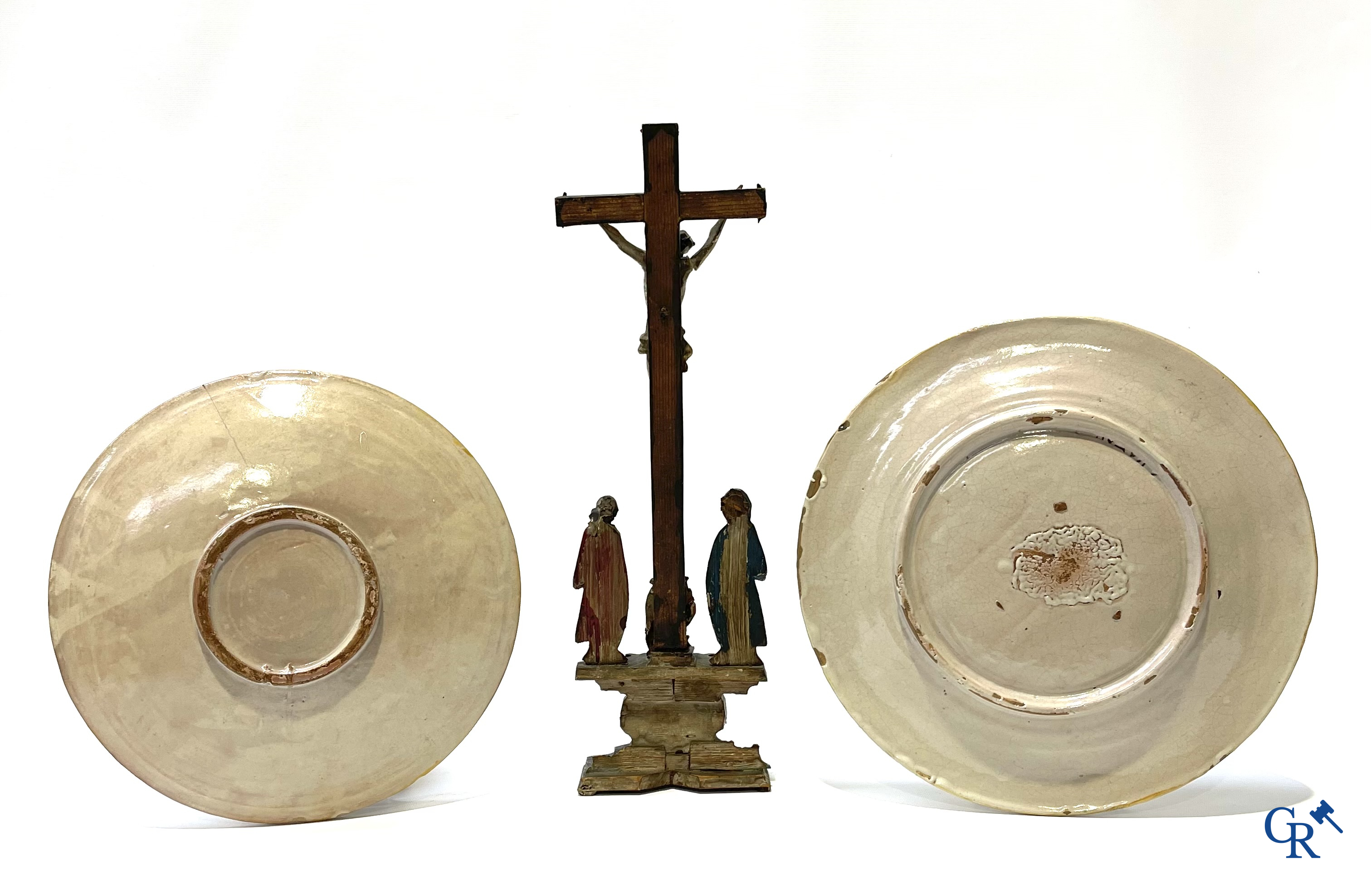 2 grote borden in Italiaanse polychrome faience en een hout gesculpteerde calvarieberg. 18e-19e eeuw.