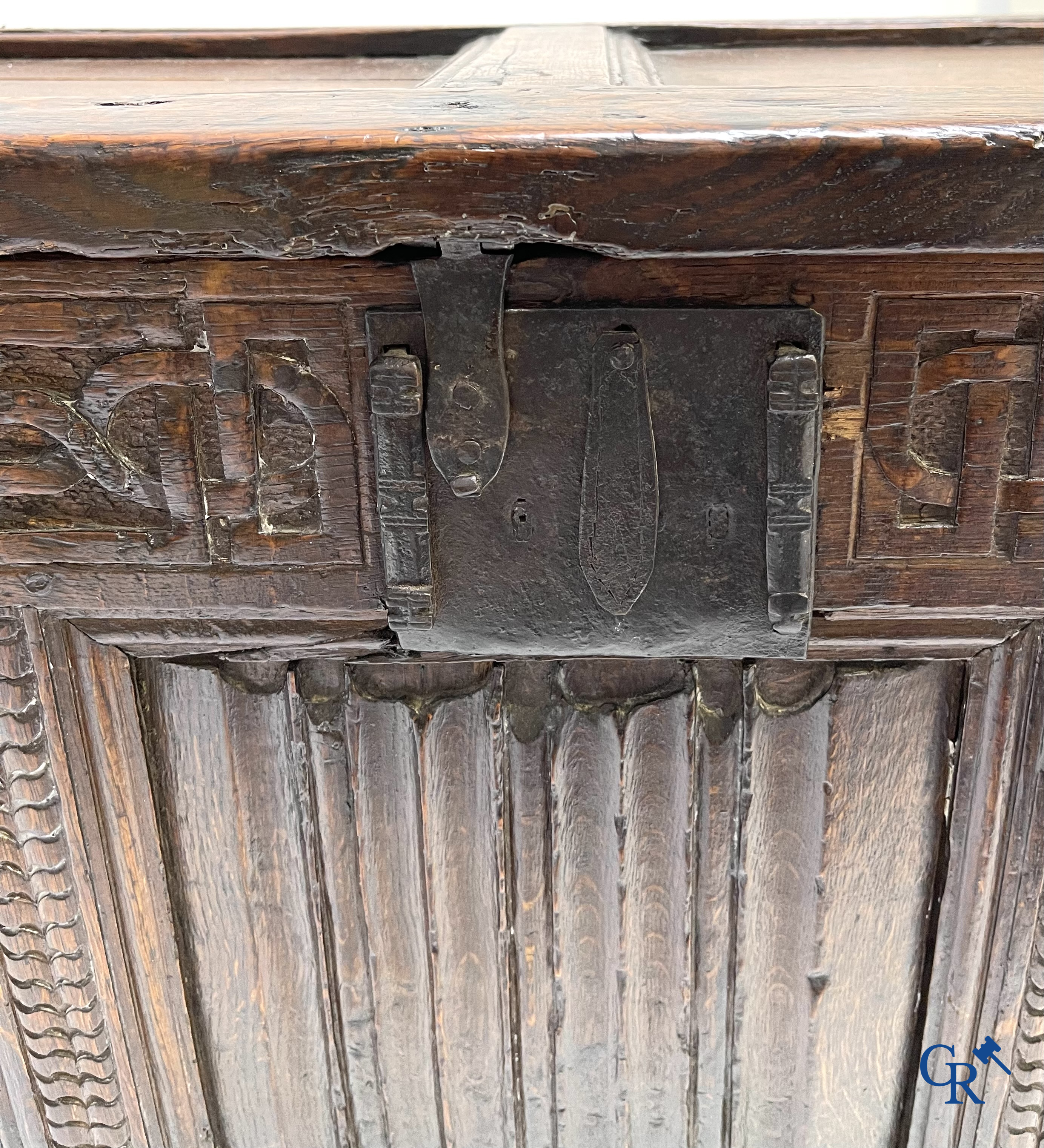 Eikenhouten koffer met briefpanelen in Gotische stijl. 16e-17e eeuw.