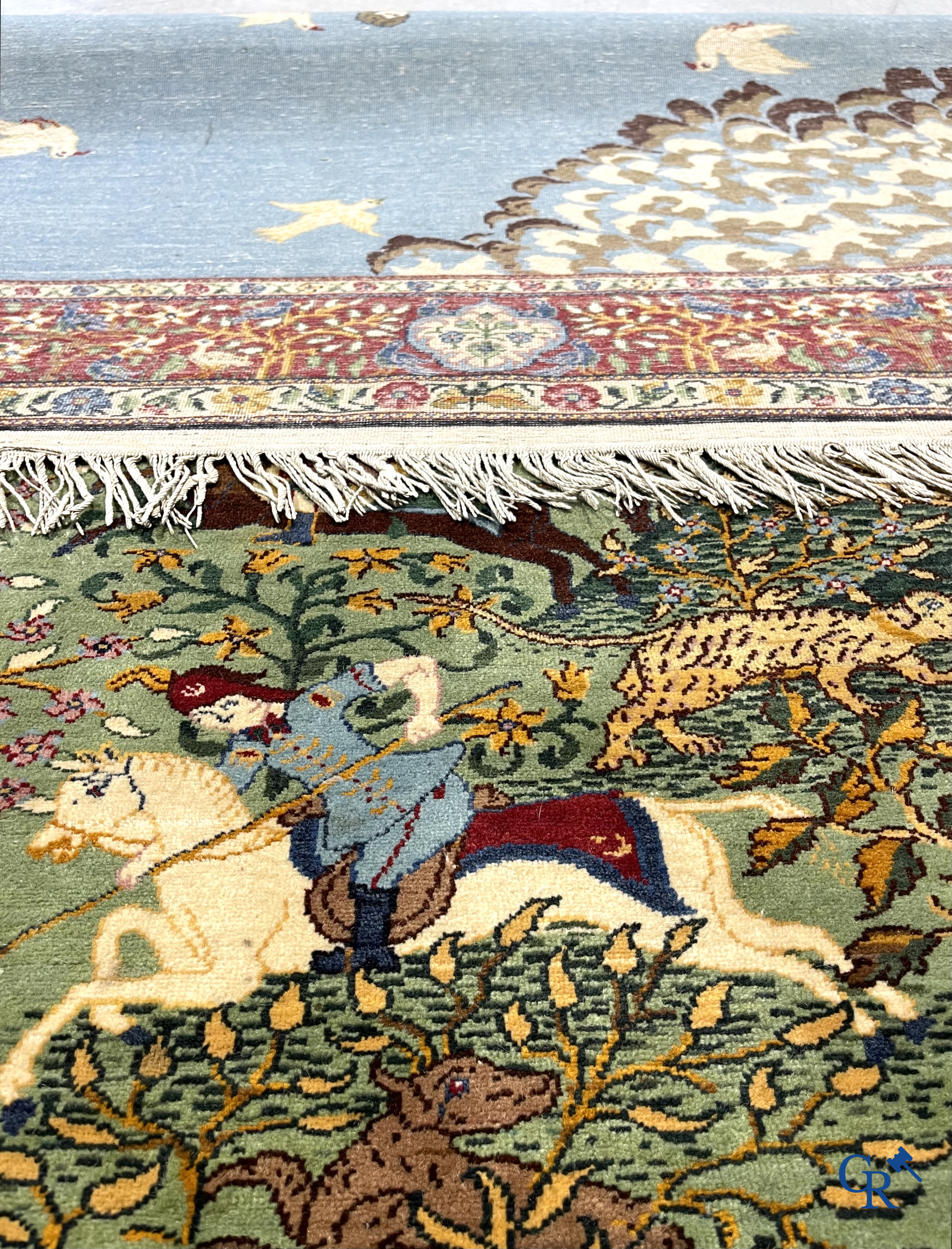 Oosterse tapijten. Ghoum. Een groot handgeknoopt tapijt met jachttaferelen.