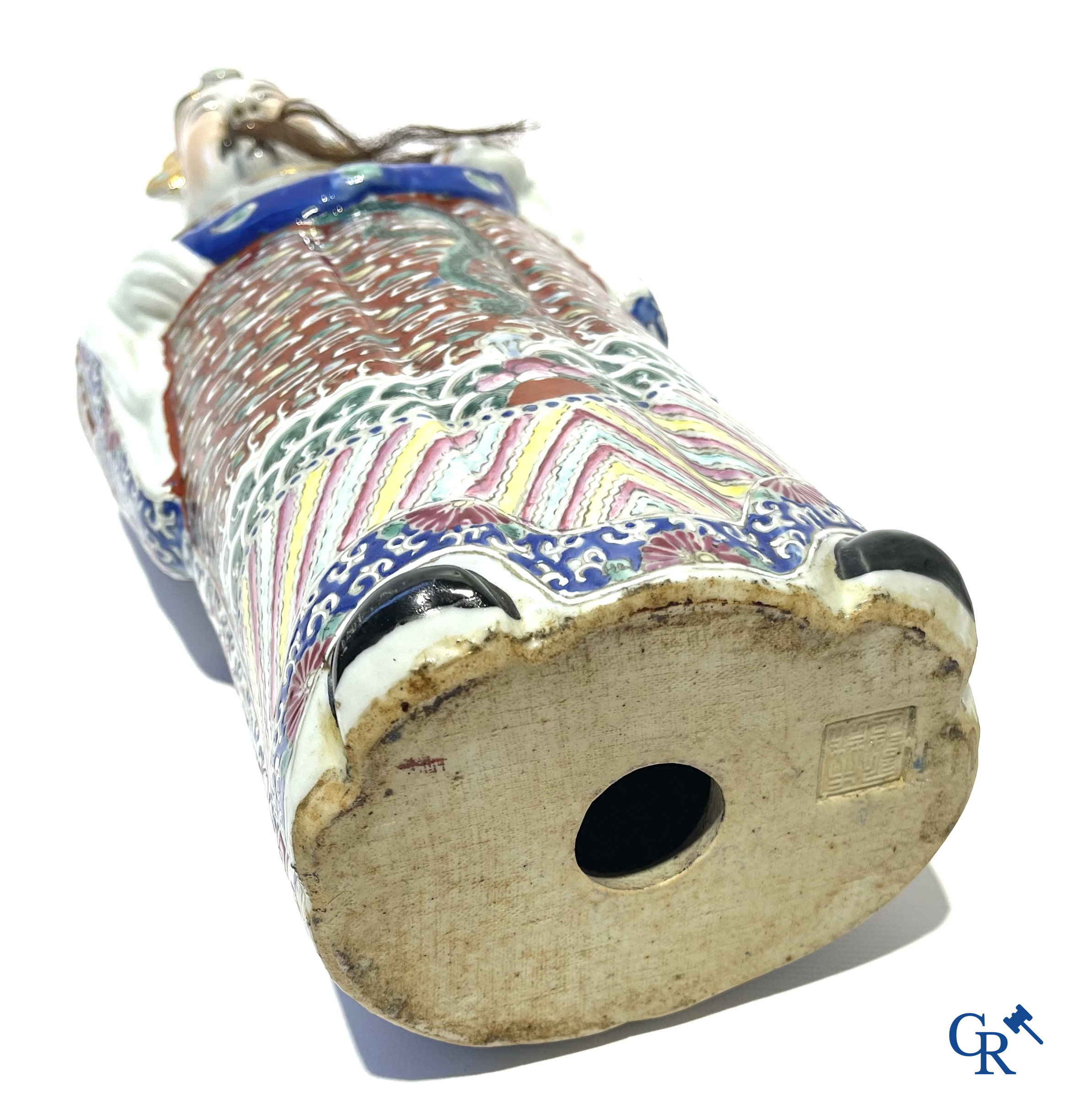 Aziatica. Een Chinese wijsheer in famille rose porselein op een houten sokkel. Gemerkt. 19de eeuw.