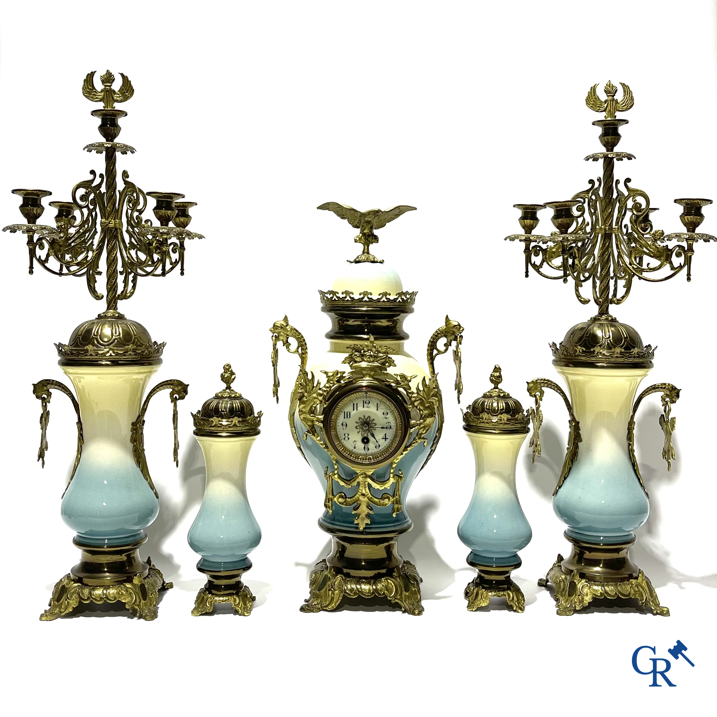 Een groot 5-delige schouwgarnituur in brons en faience. Belle Epoque, Circa 1900.