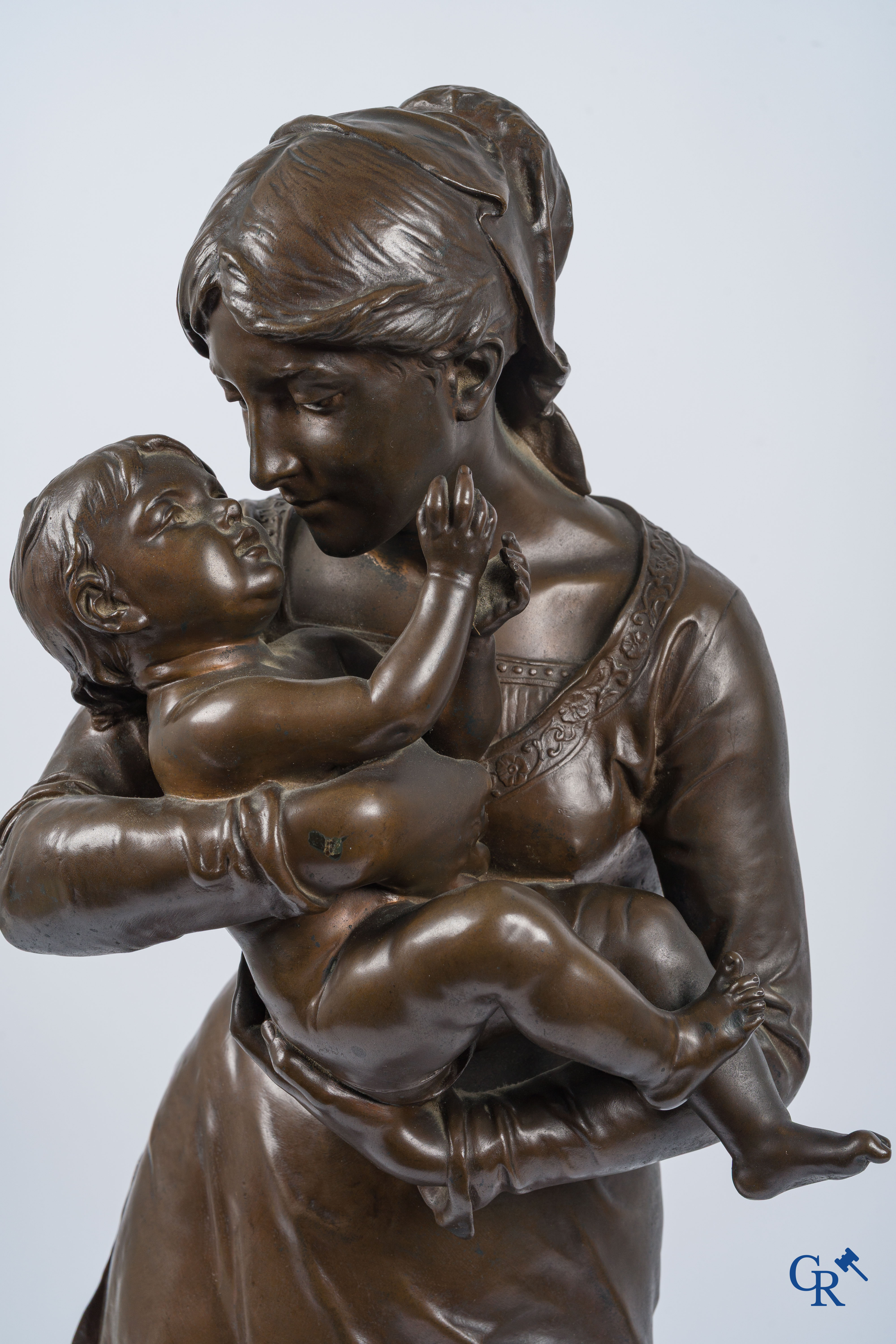 Jean Gautherin (1840-1890) "Moederliefde" Groot bronzen beeld met bruine patina. Gieterij Thiebaut frères Paris. 19e.