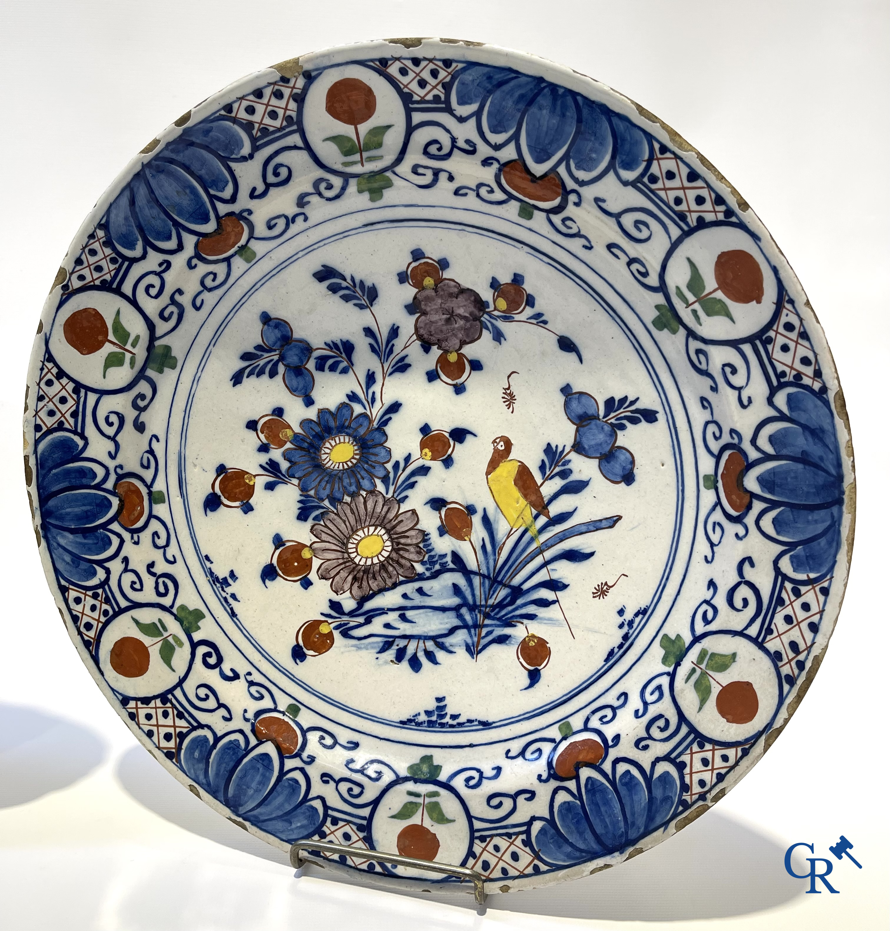 Delft. Een kavel van een paar bronzen kandelaars, 2 antieke Delftse schotel en 2 Delftse borden. 18e eeuw.