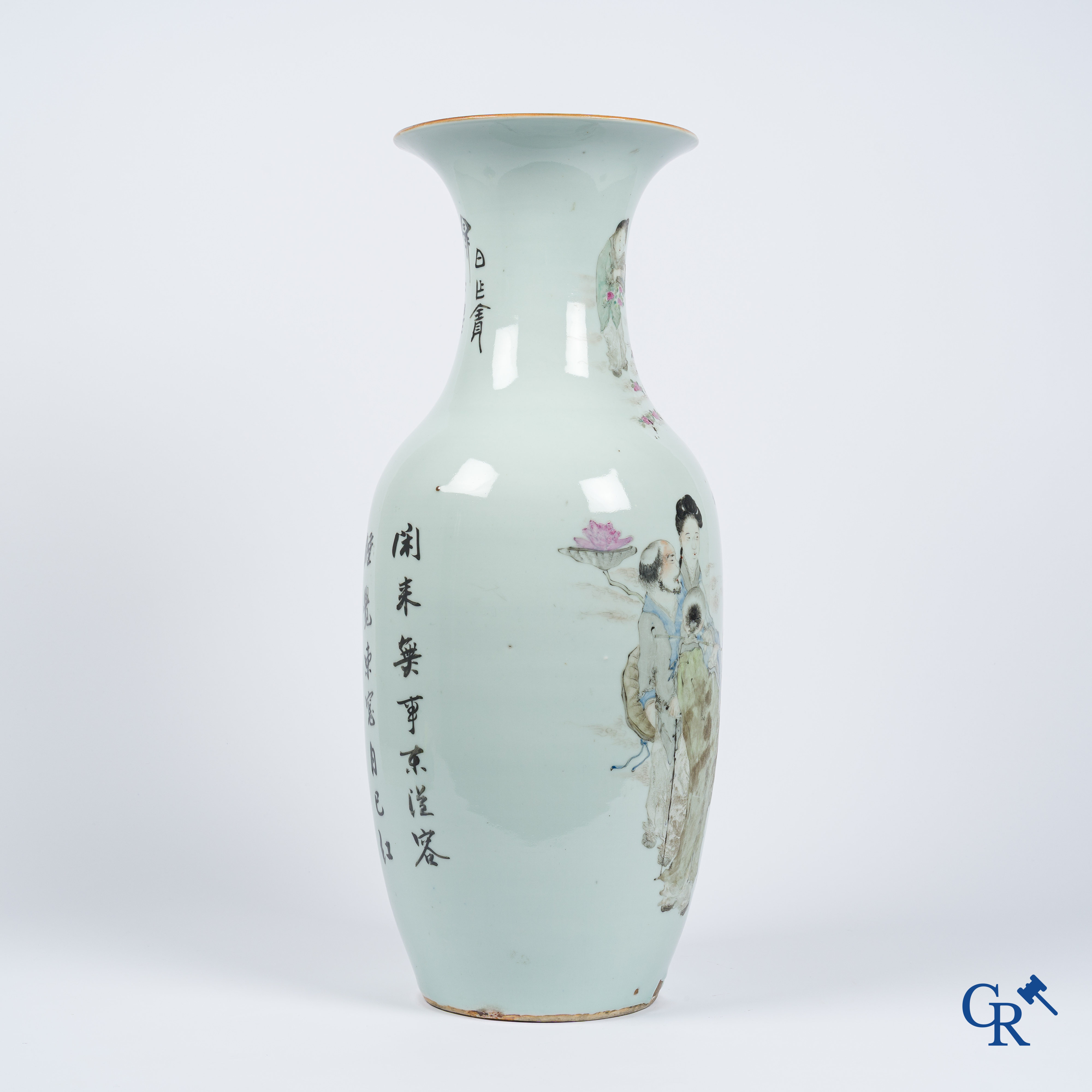 Aziatica. Chinese qianjiang cai vaas in porselein met onsterfelijken en kalligrafie. Gesigneerd. 19e-20ste eeuw.