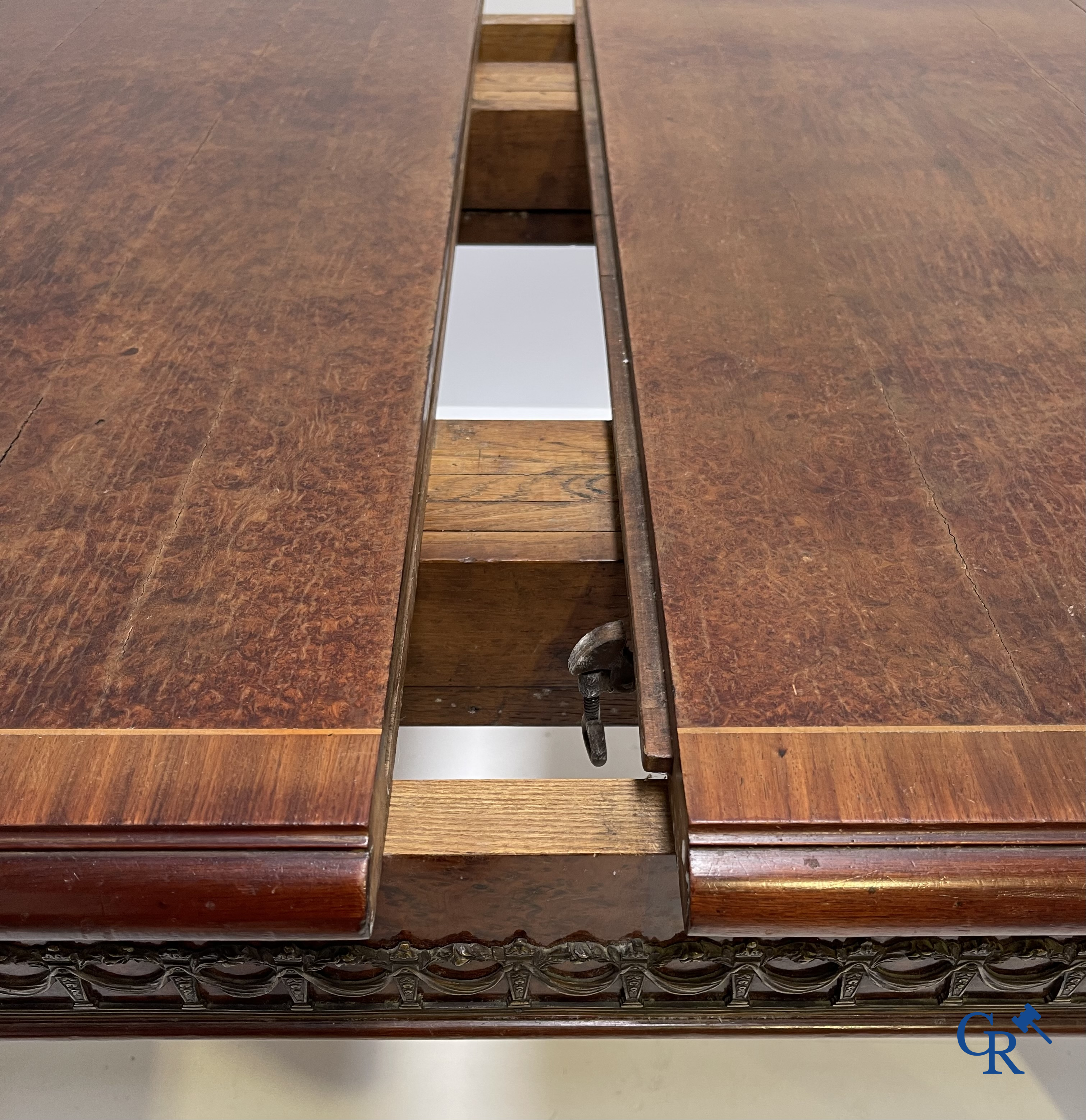 Uitzonderlijk eetkamermeubilair in mahoniehout fineer, marmer en brons. Napoleon III stijl. Circa 1900.