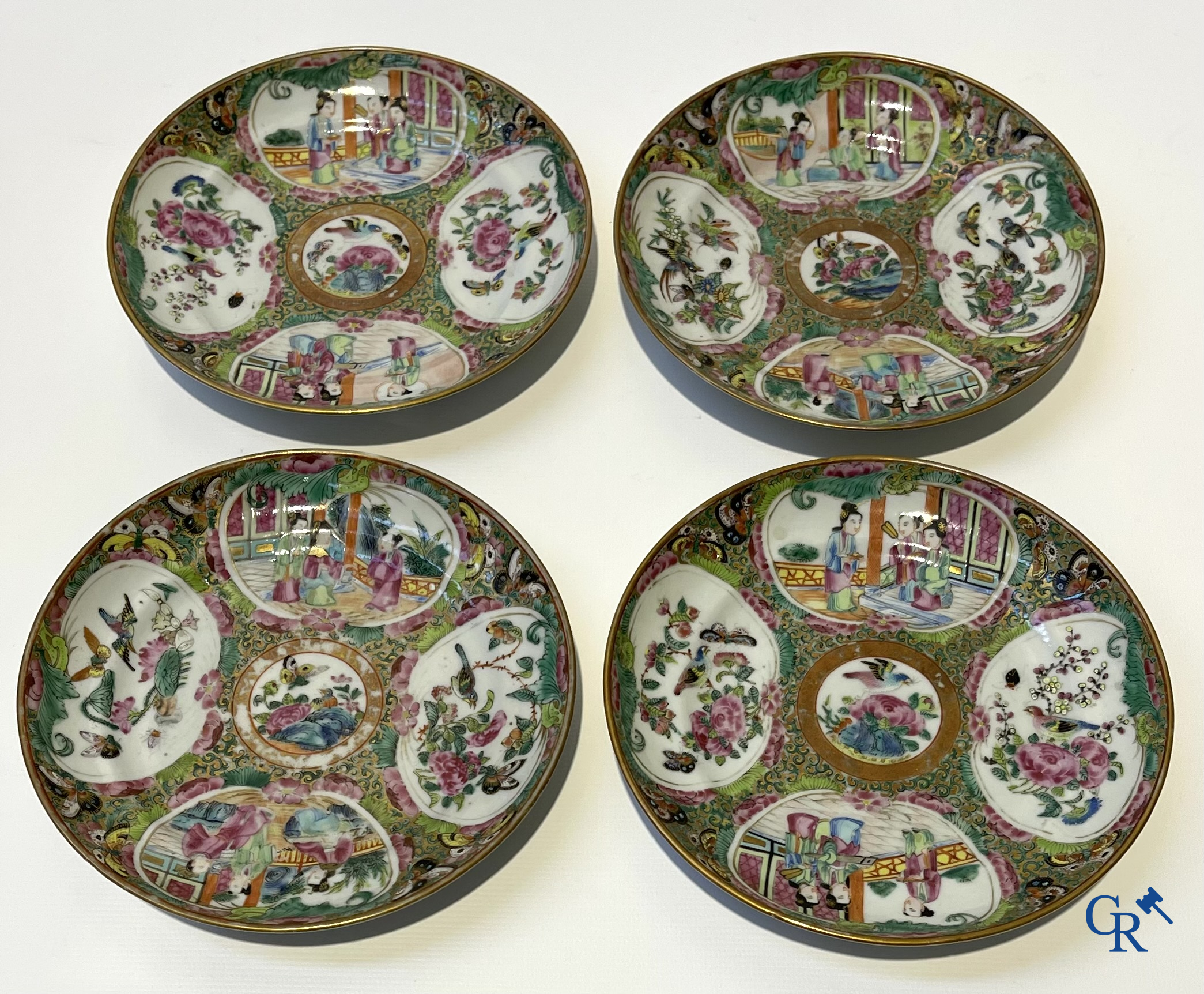 Aziatica. China. Een kavel met Canton porselein, een theepot en famille rose porselein met gele ondergrond.