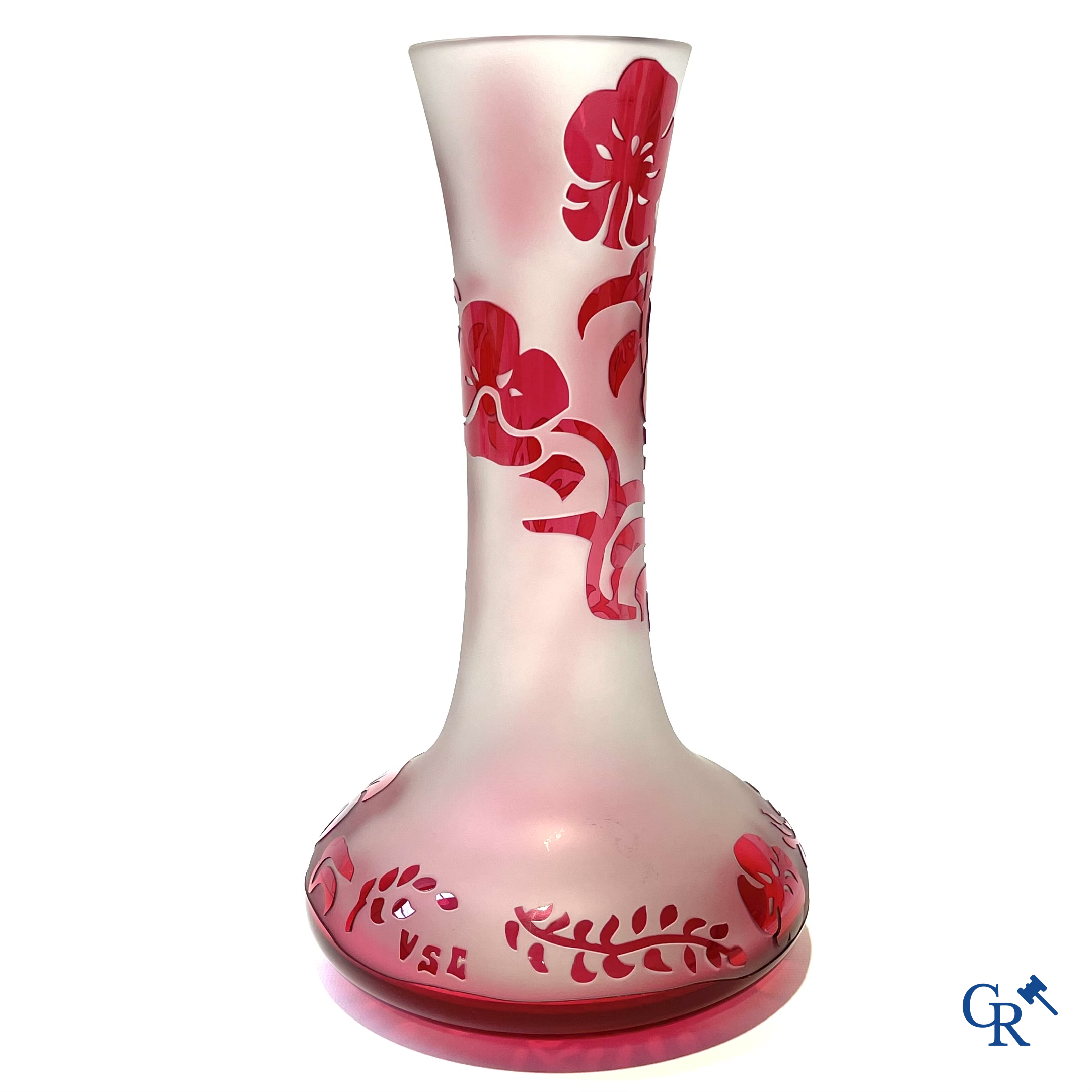 Val Saint Lambert. Een vaas in kristal met bloemendecor. Gesigneerd  en monogram J.S. (Simon).