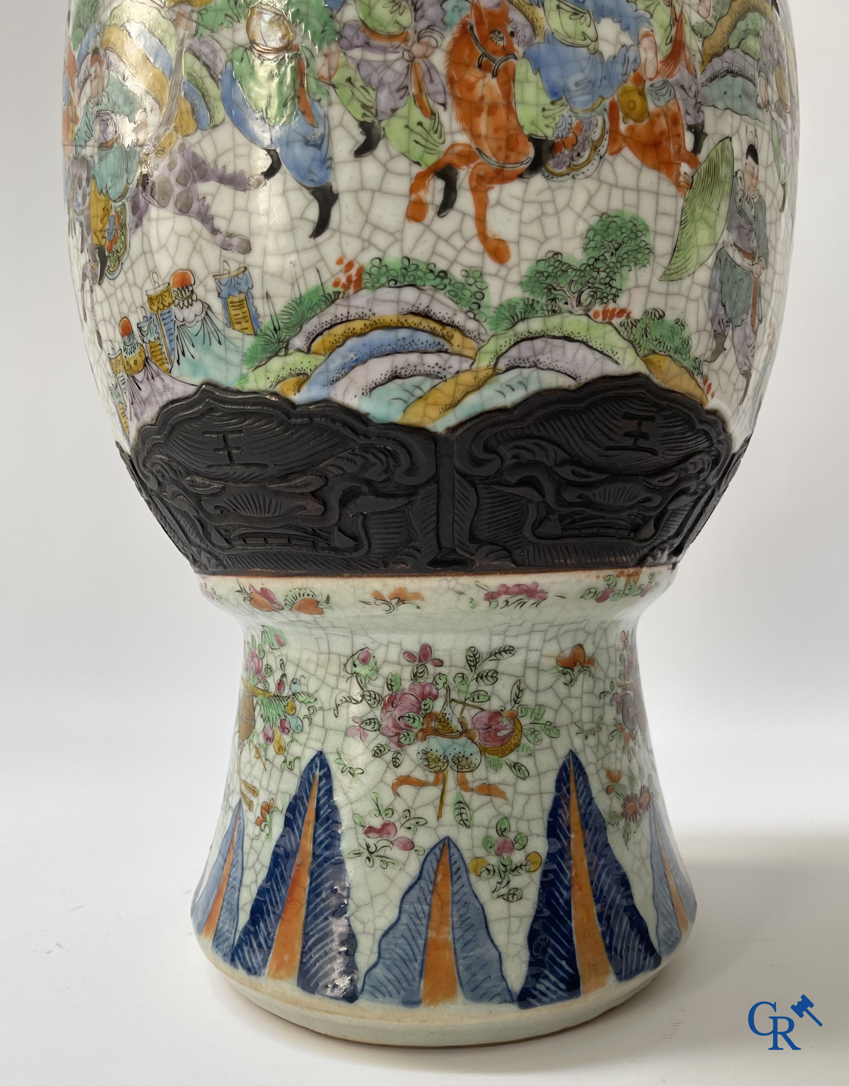 Aziatica, Chinese Nanking vaas met een voorstelling van krijgers. Gemerkt. 19e eeuw.