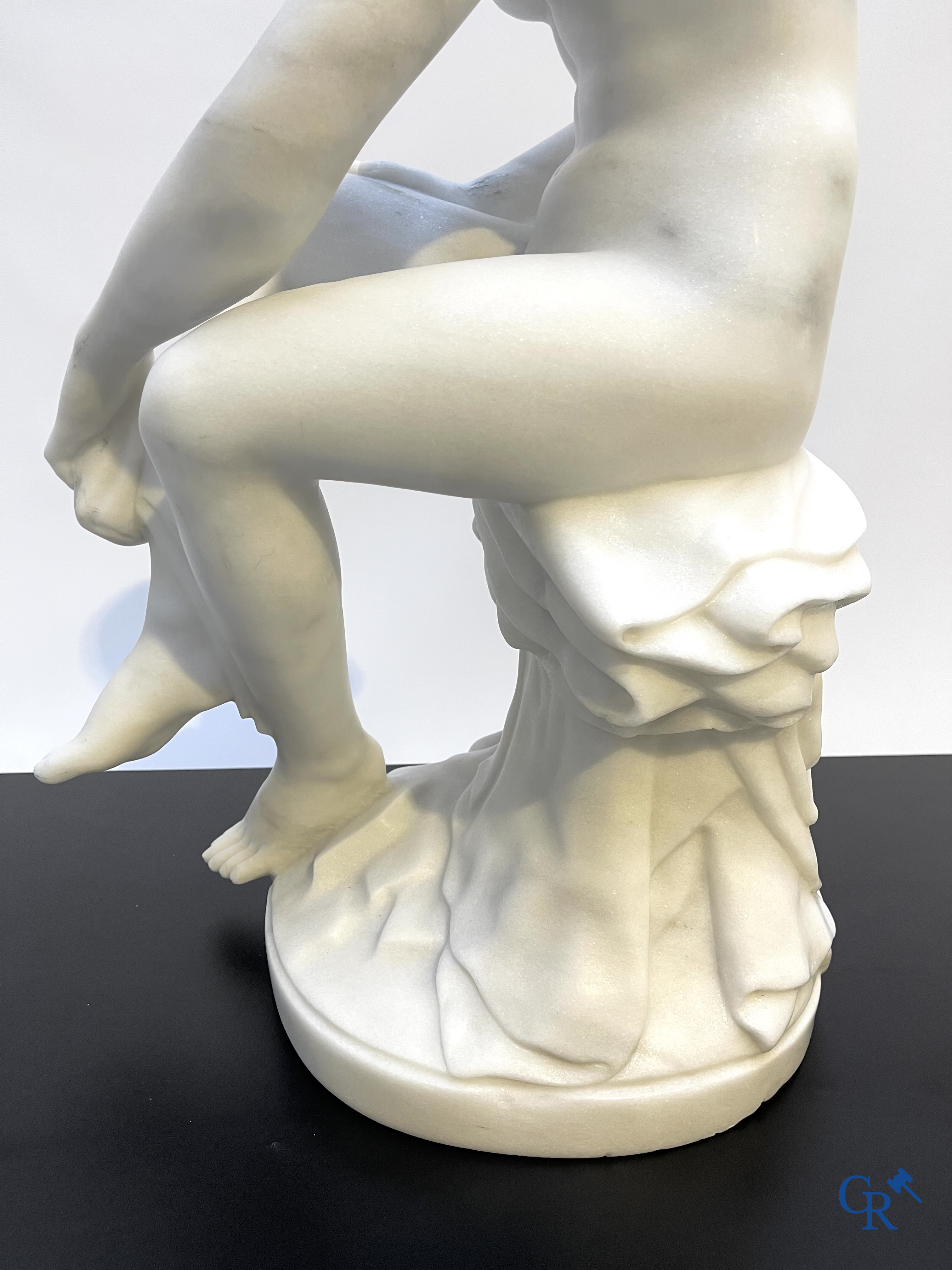 Imposante voorstelling van een badende Venus. Carrara marmer. 20ste eeuw.