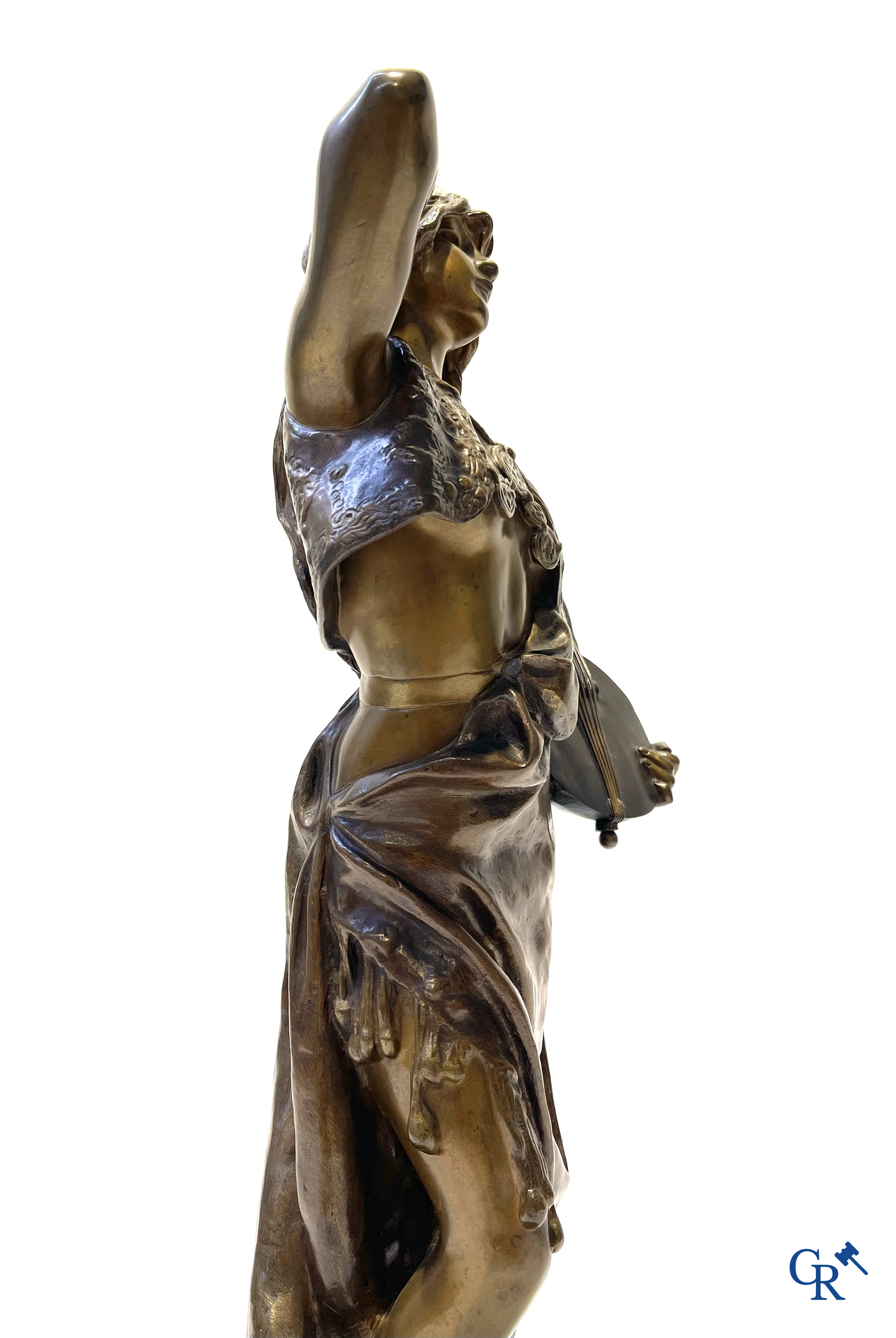 Emmanuel Villanis (1858-1914) Bohémienne. Bronzen beeld met dubbele patina. Gesigneerd E. Villanis. Gieterijstempel.