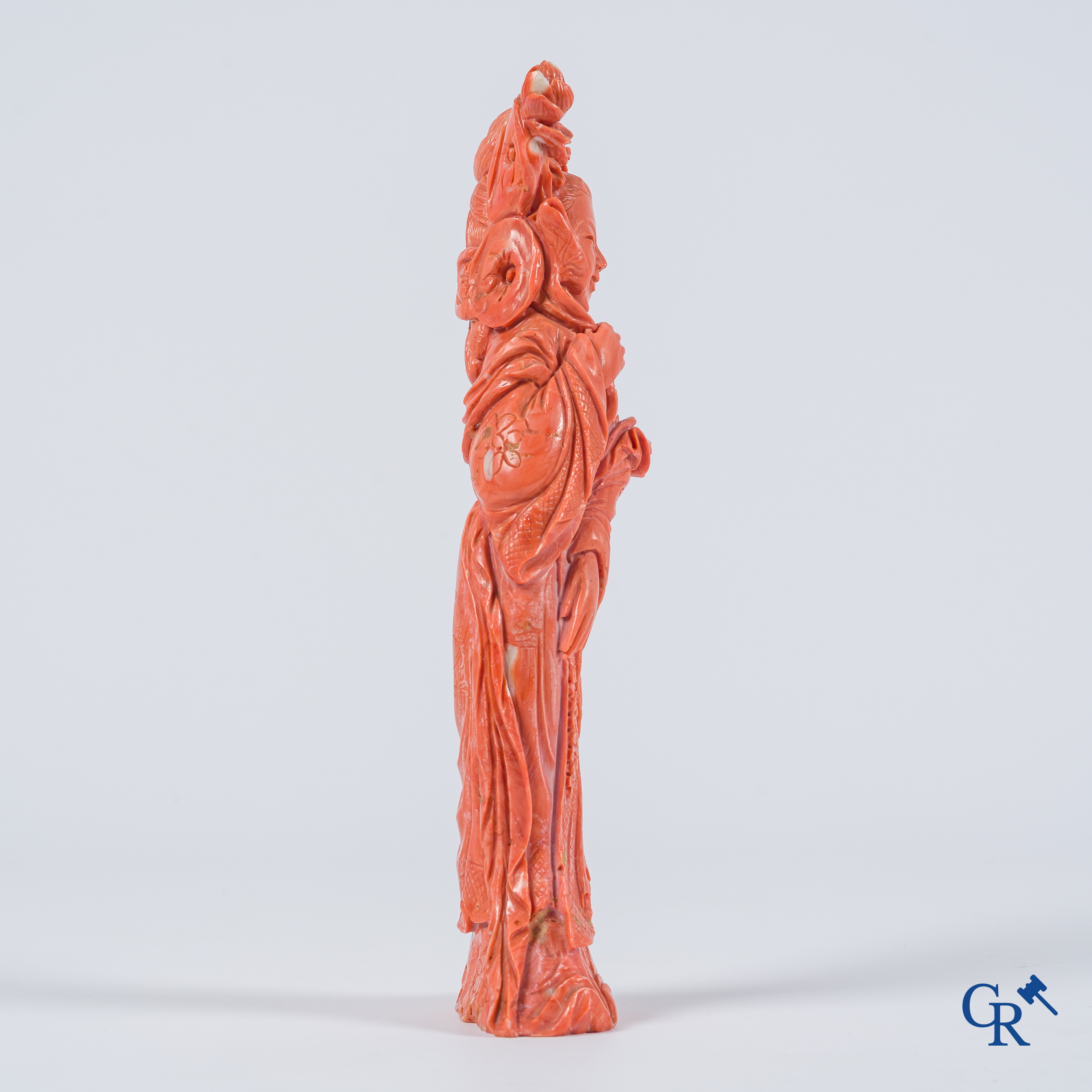 Aziatica, China. Een rode koraal figuur van een Chinese dame op houten sokkel.