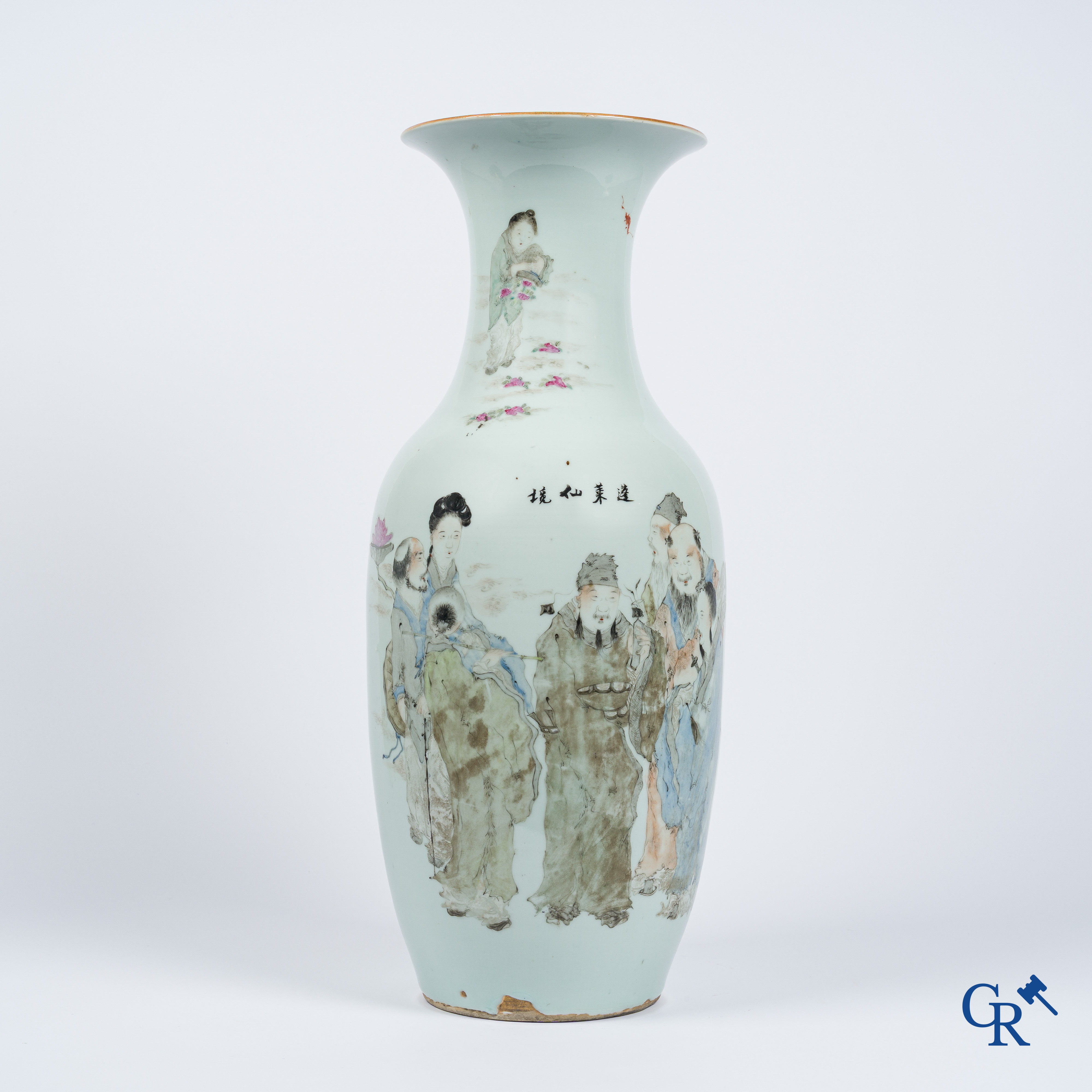 Aziatica. Chinese qianjiang cai vaas in porselein met onsterfelijken en kalligrafie. Gesigneerd. 19e-20ste eeuw.