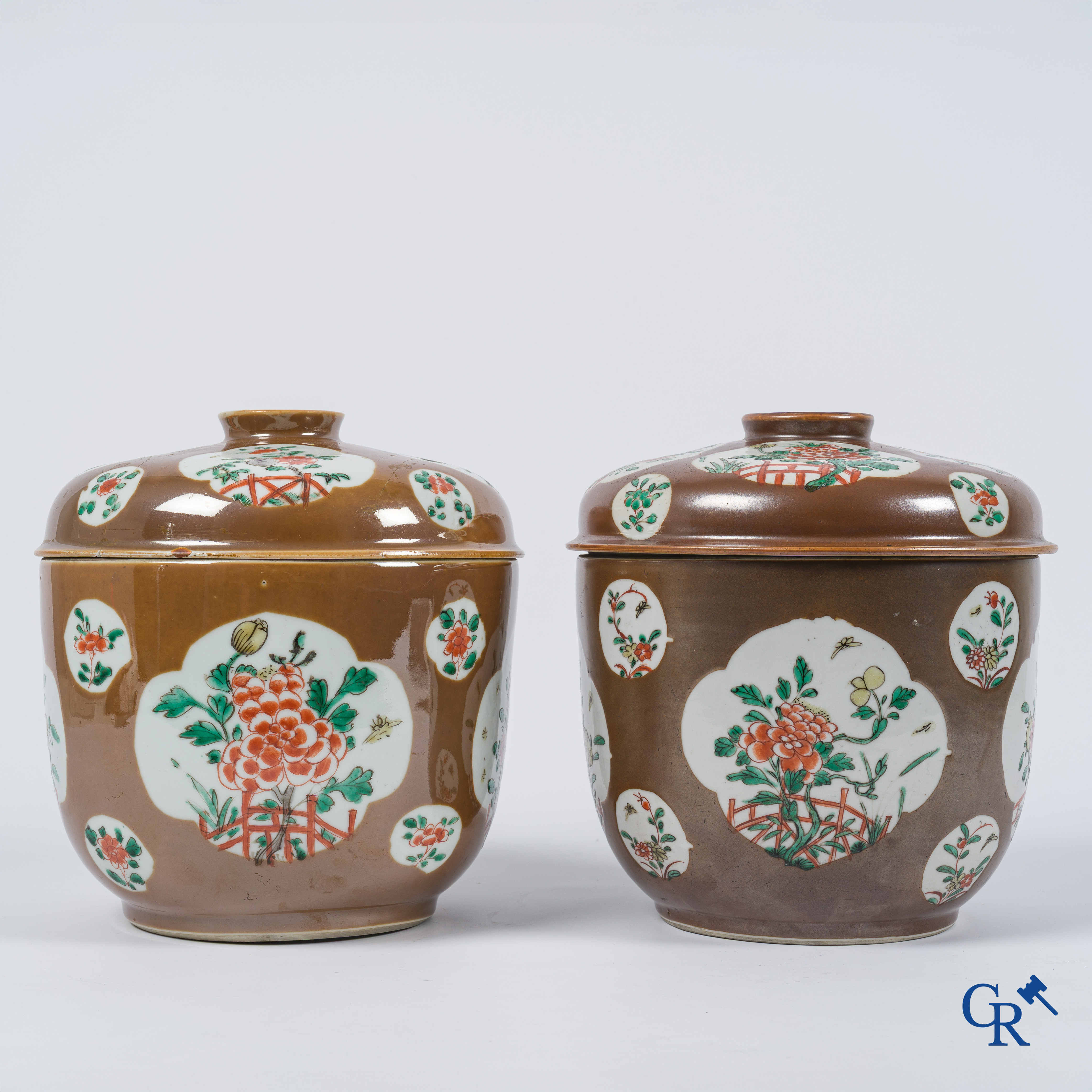 Aziatica. Chinees porselein. 2 grote Chinese famille rose dekselpotten met capucijnen fondkleur. Qianlong Periode.