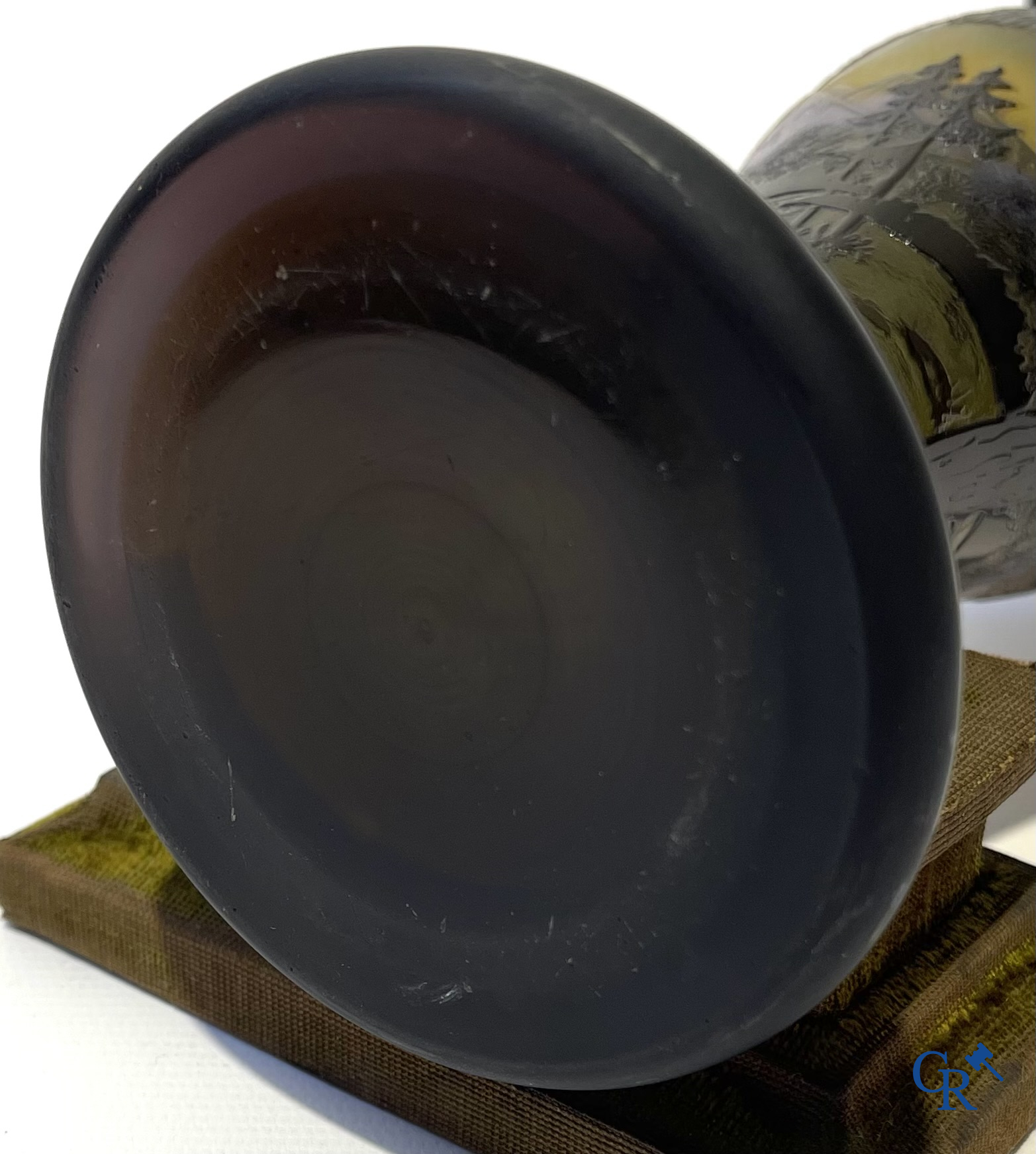 Emile Gallé. Art Nouveau stijl tafellamp in cameo glas met een Vogezen landschap. Werk uit de ateliers van Gallé.