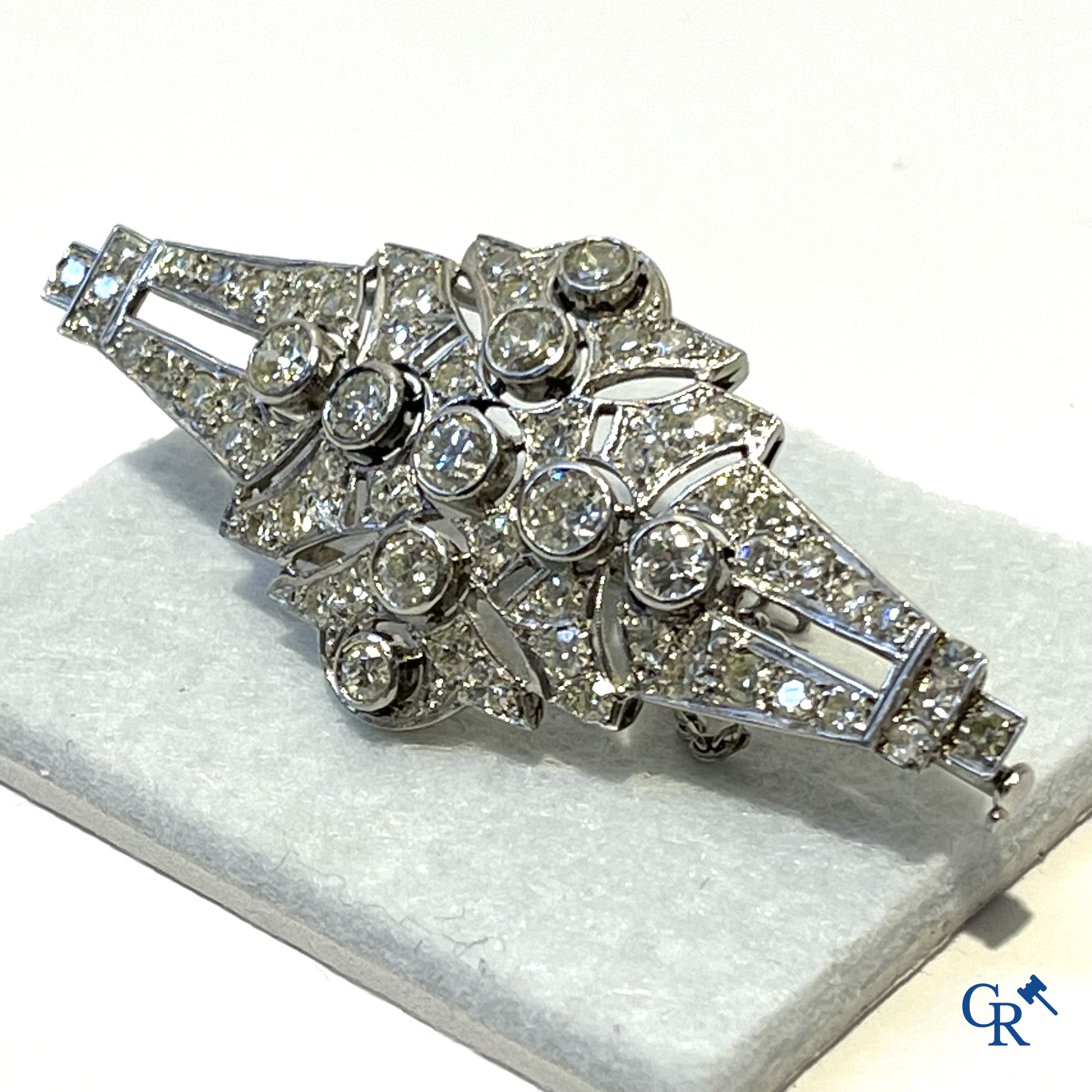 Juwelen: Een broche in witgoud 750°/00 bezet met briljanten.