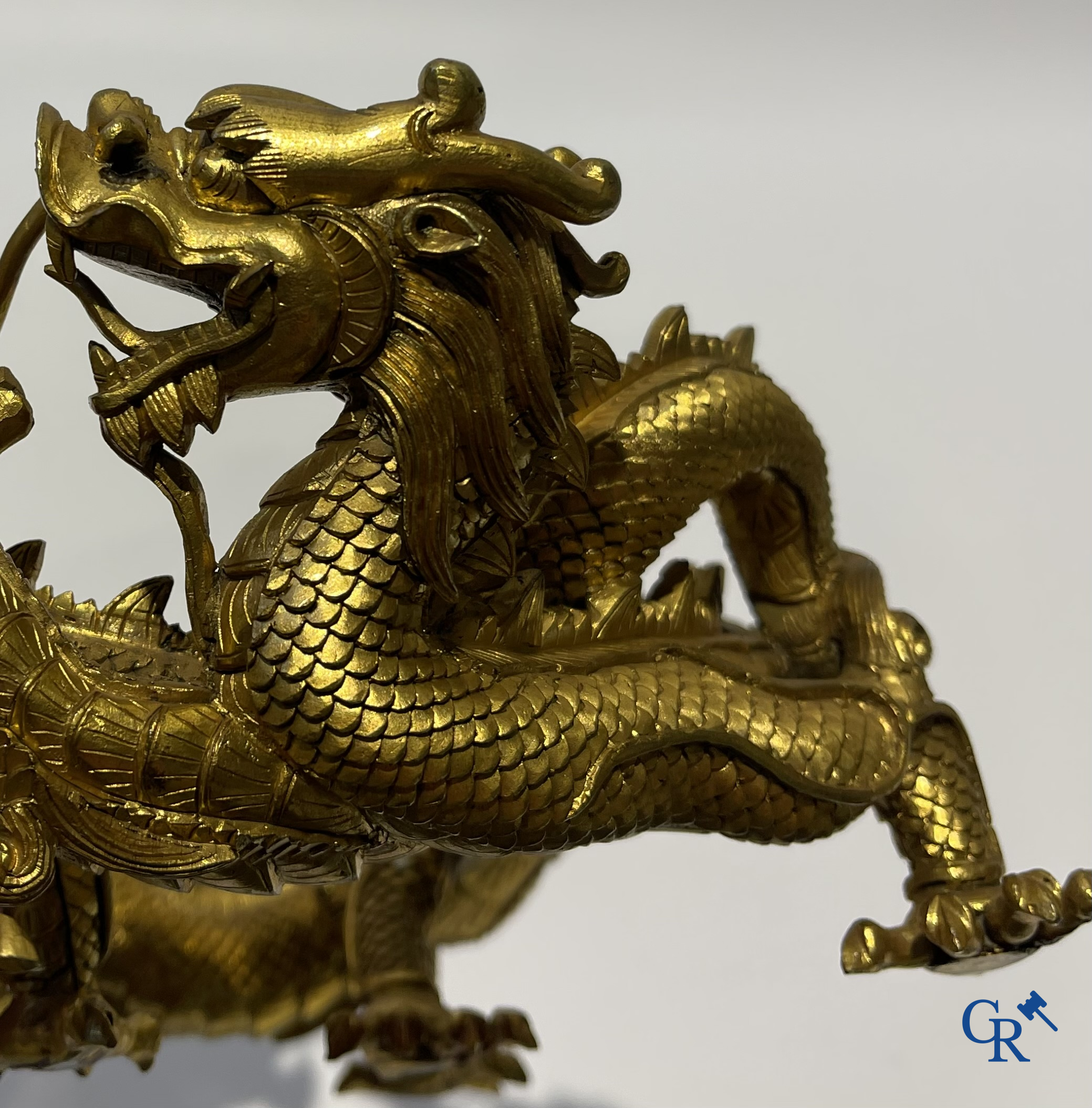 Aziatica. China. Een zeldzame Chinese drakensokkel in verguld brons. Qing Dynastie.