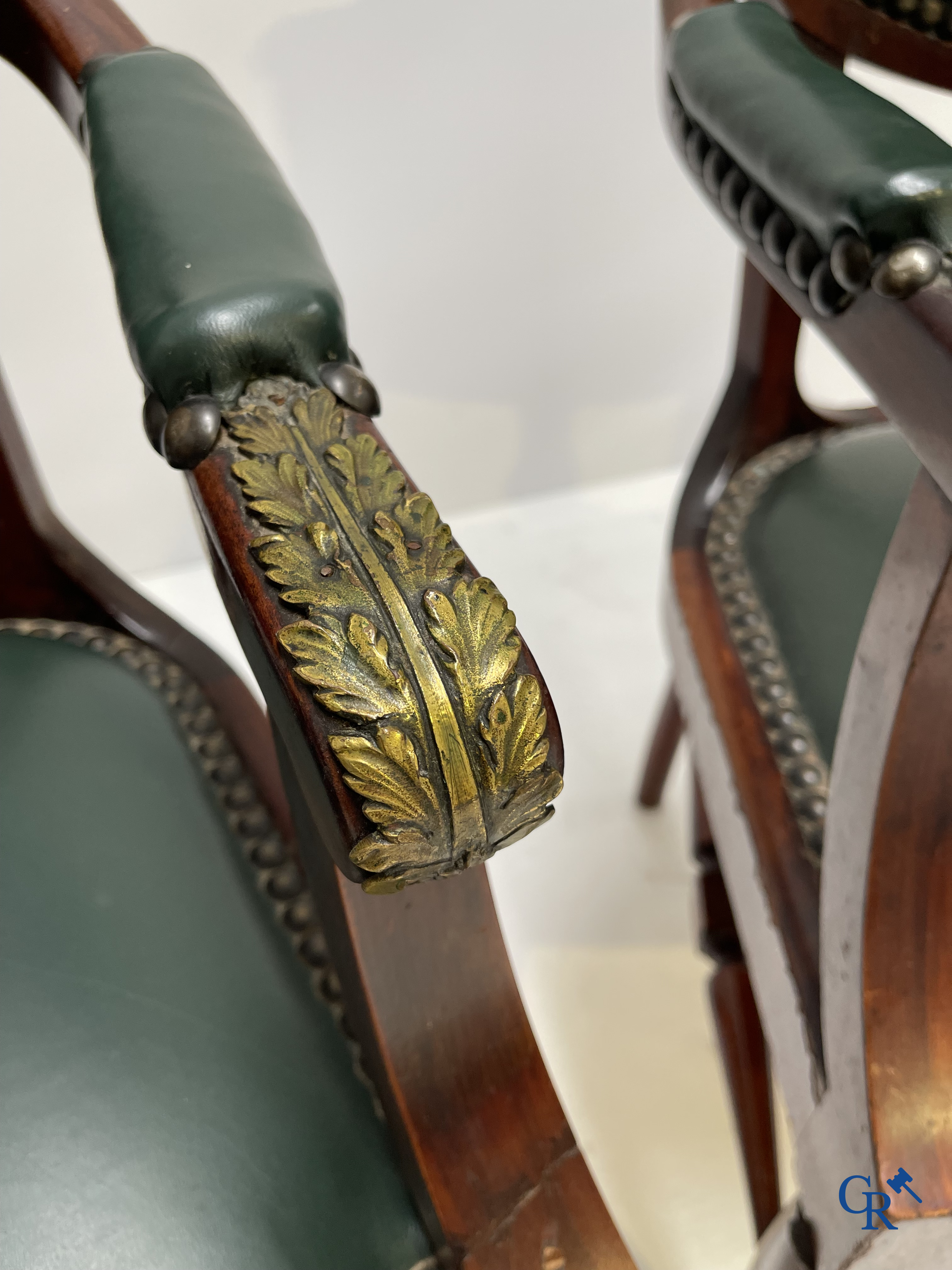 Uitzonderlijk eetkamermeubilair in mahoniehout fineer, marmer en brons. Napoleon III stijl. Circa 1900.