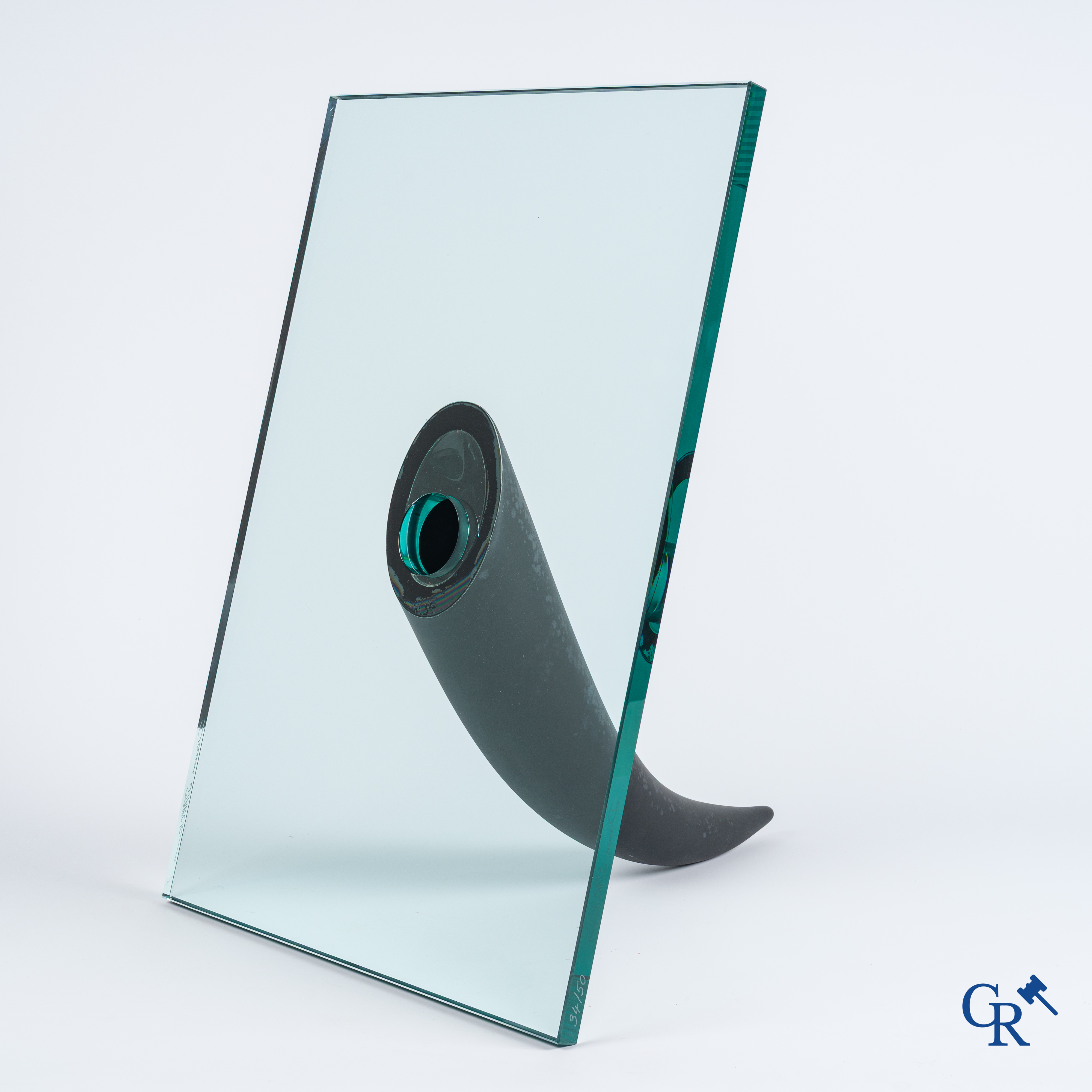 Philippe Starck (1949) en Daum. Een gesigneerde en genummerde vaas "Une étrangeté sous un mur" Ontwerp uit 1988.