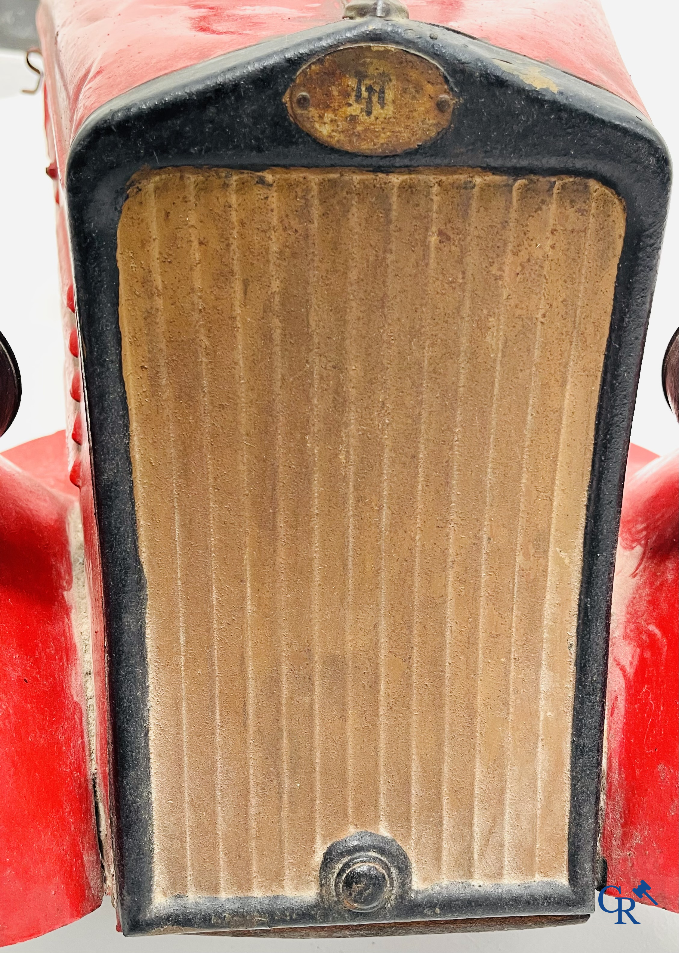 Eureka, model Delage. Luxe uitvoering met spaakwielen, verlichtingssysteem en opendraaiend kofferdeksel. Circa 1930.