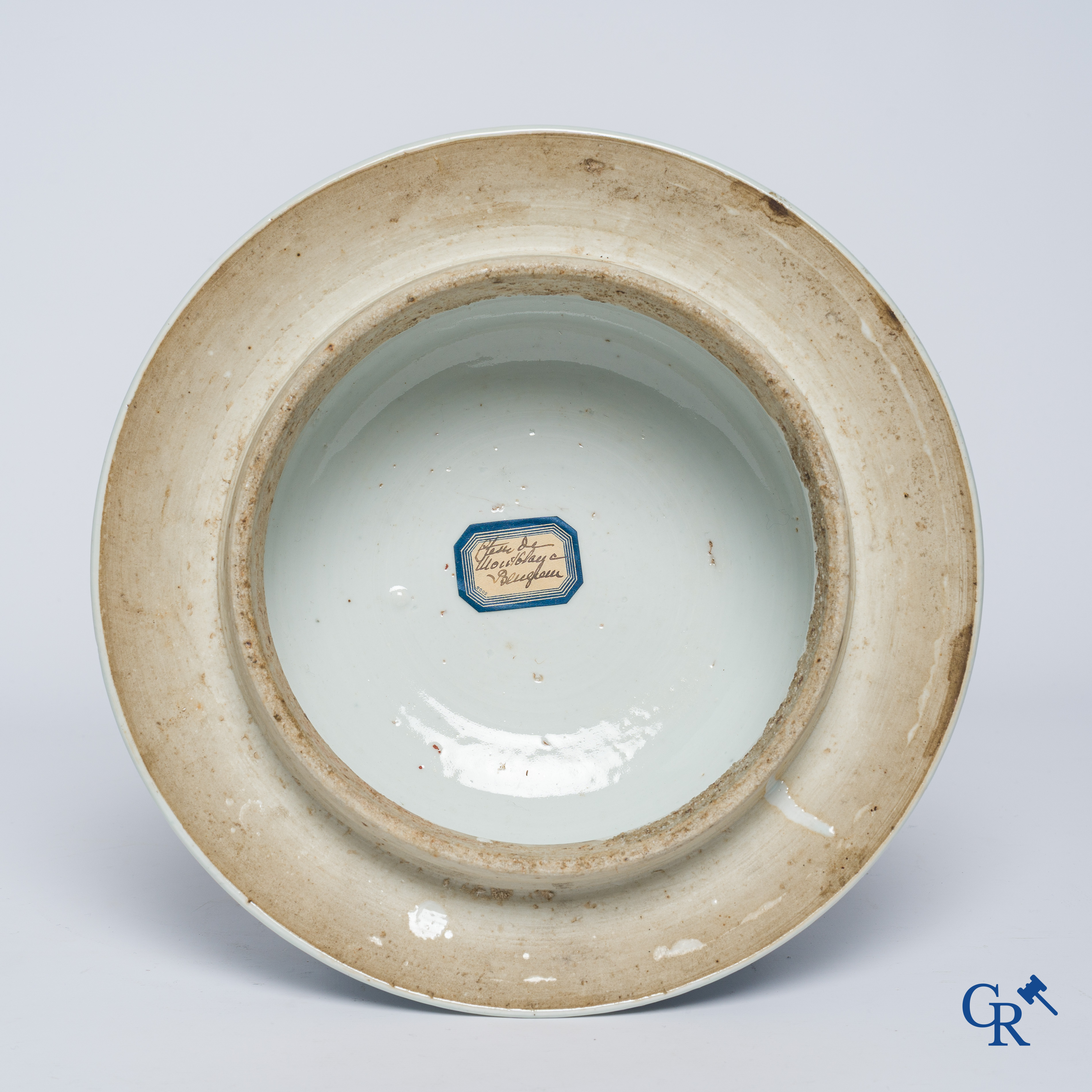 Aziatica. Chinees porselein. Een imposante Chinese blauw wit balustervaas en deksel met decor van lotusrollen. 19e eeuw.