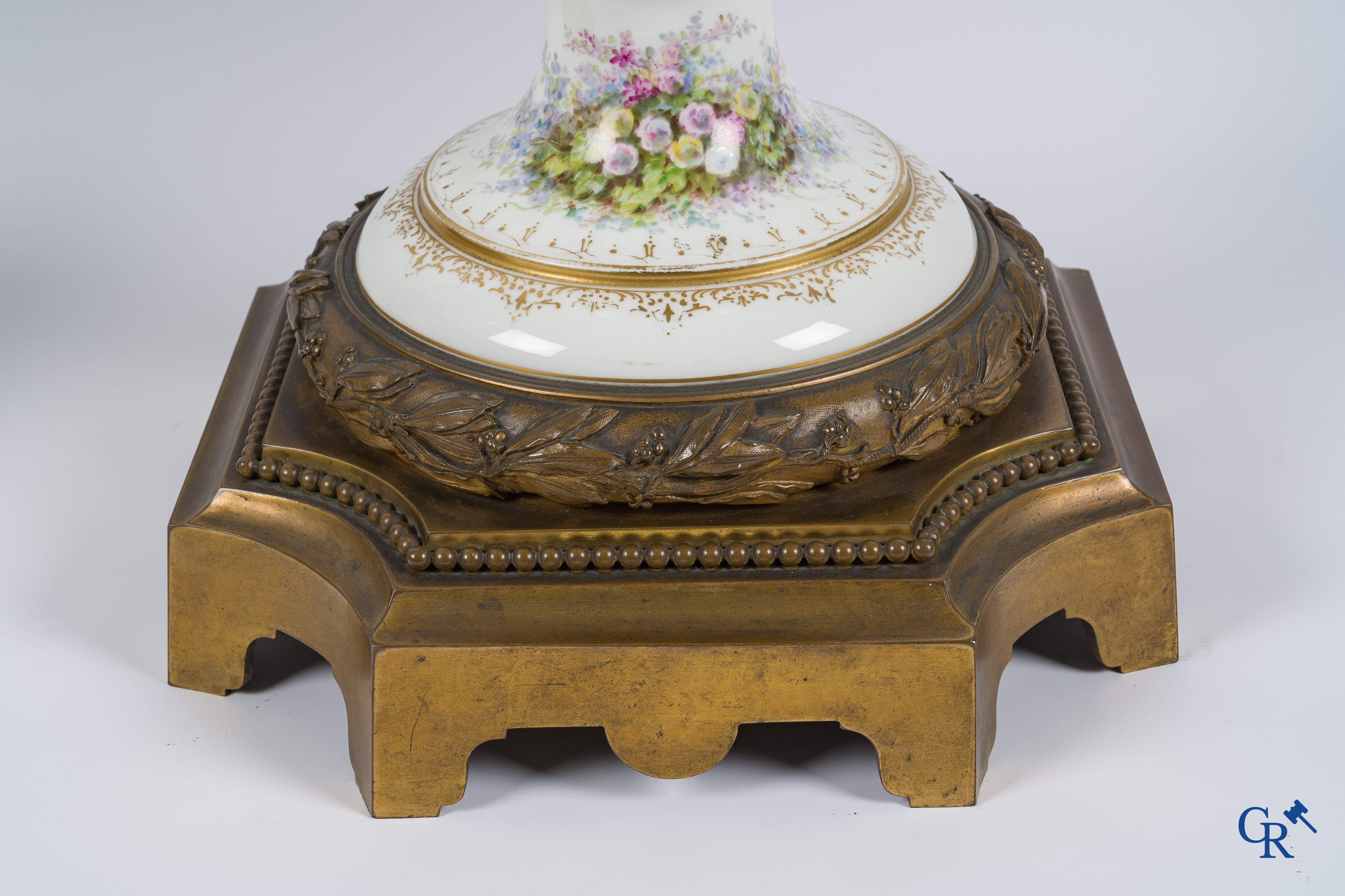 Sèvres. Een paar grote vazen op draaisokkel in Sèvres porselein met bronzen monturen. Gesigneerd Bertren. LXVI-stijl.